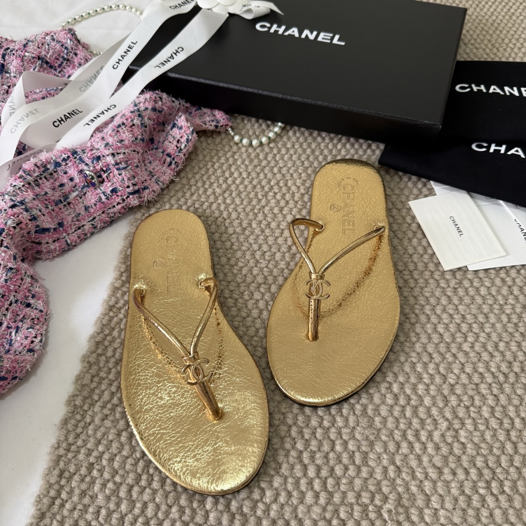 NO:784851,The classic double C flip-flops of the * 26S series made in Wandan are also a very popular summer shoe in recent years. The golden double C buckle in the center of the iconic double C metal buckle strap is the soul of the entire pair of shoes and the most recognizable brand element. It is low-key and has a sense of luxury. The simple flip-flop flat bottom design with slim flip-flops makes the upper foot appear slimmer and longer, while taking into account the casualness of a slipper and the sophistication of a sandal.  Upper: soft lambskin material, comfortable and fit. Outsole: TPU material, wear-resistant and non-slip outsole. Size35-36-37-38-39-40-41, split-toe shoes, sandals, slippers, sheepskin19860909莞产 * 26S系列的经典双C人字拖,也是近年非常热门的夏日鞋款,标志性双C金属扣夹脚带中央的金色双C扣是整双鞋的灵魂,也是辨识度最高的品牌元素,低调又自带高级感.简约人字拖版型平底设计搭配纤细夹脚带,上脚显脚瘦、显腿长,同时兼顾了拖鞋的随性与凉鞋的精致感. 鞋面:柔软的小羊皮材质,脚感舒适贴合 大底:TPU材质耐磨防滑大底 Size35-36-37-38-39-40-41,分趾鞋,sandals,slippers,sheepskin,Women's Shoes