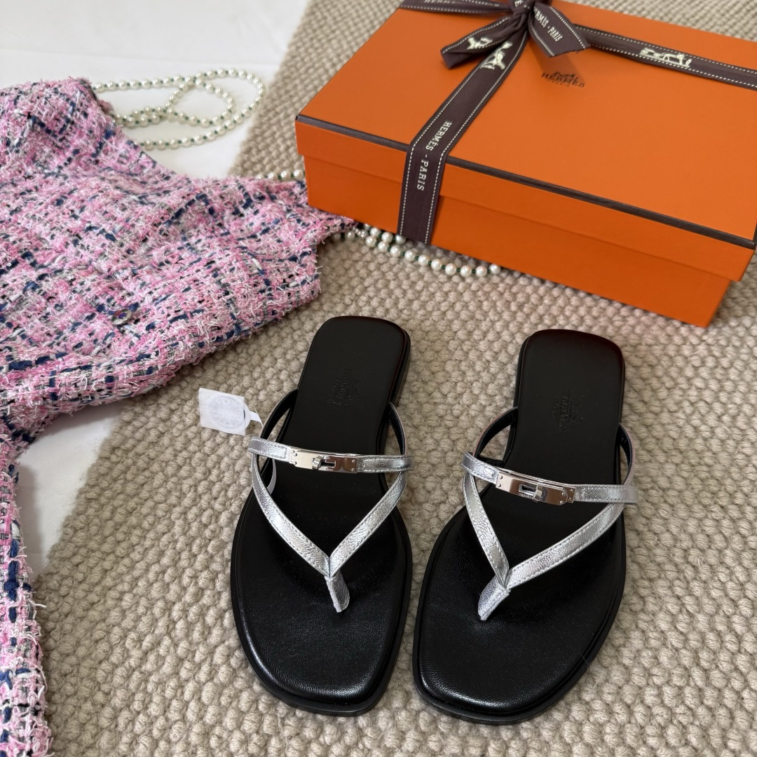 NO:888799,Hermes 26S miss series Kelly buckle slippers made in Guangzhou, its core identification point is the Kelly lock metal ornaments on the flip-flop, which is in line with the brand's classic Kelly bag elements. The square toe + flat bottom design takes into account the retro feel and comfort. It is a popular style for vacation style and daily casual wear. Miss flip-flops and Hermès classic popular shoes, the Miss series has added Kelly  The lock buckle is more recognizable and refined, and is often called 'Kelly flip-flops'. Made of BOX calfs, Italian luxury leather outsole size: 35-36-37-38-39-40-41, slippers, hermes, hermes, slippers, Leather soles19860909莞产 Hermes 26S miss系列Kelly扣拖鞋,它的核心识别点是夹趾带上的Kelly 锁扣金属饰件,和品牌经典的 Kelly 包袋元素一脉相承,方头+平底的设计兼顾了复古感和舒适度,是度假风、日常休闲穿搭的热门款.Miss 人字拖和爱马仕经典热门鞋款,Miss 系列因为加入了 Kelly 锁扣,辨识度和精致度更高,也常被称为“Kelly 人字拖”. BOX小牛制作 意大利奢华真皮大底 size:35-36-37-38-39-40-41,拖鞋,hermes,hermes,slippers,Leather soles,Women's Shoes