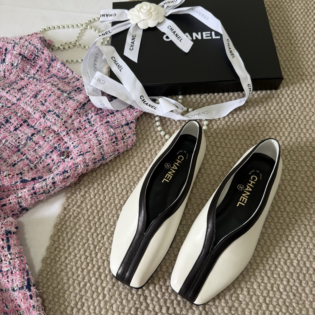 NO:870529,Top quality CHANEL square-toe color-blocked flat shoes made in Guangzhou are the brand's popular retro elegant style shoes in recent years. The retro square-toe design brings French elegance, and the low flat heel combines comfort and practicality for commuting, making it suitable for a variety of wearing scenarios. From soft lambskin, smooth leather to crocodile pattern patent leather, different materials present a gentle or capable style, and the burgundy crocodile pattern model has a retro atmosphere. Upper: crocodile pattern cowhide  Lining: mixed sheepskin Outsole: Italian genuine leather outsole Size: 35-36-37-38-39-(40-41 customized, non-refundable and non-exchangeable), single shoes, chanel, chanel, cowhide, sheepskin, Leather soles19860909莞产 Top quality 香奈儿（CHANEL）方头拼色平底单鞋,是品牌近年很受欢迎的复古优雅风鞋款.复古方头设计自带法式优雅气质,低平鞋跟兼顾舒适与通勤实用性,适配多种穿搭场景.从柔软小羊皮、光面皮革到鳄鱼纹漆皮,不同材质呈现出或温柔或干练的风格,酒红色鳄鱼纹款更是自带复古氛围感. 鞋面:鳄鱼纹路牛皮 内里:混种羊皮 大底:意大利真皮大底 Size:35-36-37-38-39-(40-41订做不退不换),单鞋,chanel,chanel,cowhide,sheepskin,Leather soles,Women's Shoes