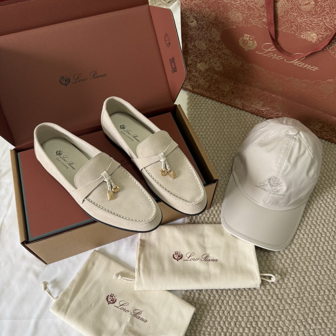 NO:888380,Loro Piana classic item made in Wandan, a versatile shoe with low profile and elegance. It is the representative of 'old money style' outfit~Summer Charms Walk  Loafers, based on classic sailing shoes, are made of soft suede material with iconic white rubber soles. The lock-shaped pendant on the toe is the finishing touch of the series. Comfortable The shoe body is soft, with almost zero break-in period, lightweight and waterproof  The slippery soles are practical for daily walking and are the brand's top comfortable shoes. As a basic item of 'old money style', they can be worn alone, worn inside or outside. They are suitable for commuting, leisure and other scenes, and are an 'evergreen style' in the wardrobe.  1:1 fetal cow velvet, fully hand-edged genuine leather outsole size 35-36/37-38-39- (40-41-42 custom sizes are non-refundable), loafers, loro piana, loafers, Leather soles19860909莞产 Loro Piana经典单品,低调显贵”的万能鞋款.是“老钱风”穿搭的代表~Summer Charms Walk 乐福鞋,以经典帆船鞋为蓝本,采用柔软的绒面革材质,搭配标志性的白色橡胶鞋底,鞋头的锁形吊坠是系列的点睛之笔.舒适感鞋身柔软,几乎零磨合期,轻盈防滑的鞋底兼顾日常行走的实用性,是品牌的王牌舒适鞋款.作为“老钱风”的基础单品,它可单穿、内搭或外披,适配通勤、休闲等多种场景,是衣橱里的“常青款 1:1胎牛绒 全手工磨边真皮大底 size35-36/37-38-39-（40-41-42订做码数不退换）,乐福鞋单鞋,loro piana,loafers,Leather soles,Women's Shoes