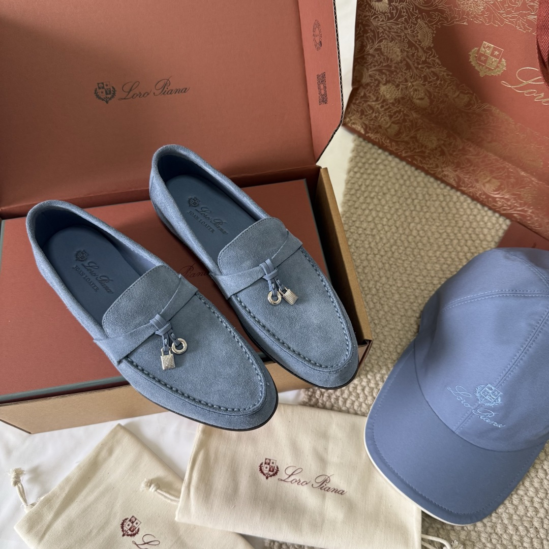 NO:888390,Loro Piana classic item made in Wandan, a versatile shoe with low profile and elegance. It is the representative of 'old money style' outfit~Summer Charms Walk  Loafers, based on classic sailing shoes, are made of soft suede material with iconic white rubber soles. The lock-shaped pendant on the toe is the finishing touch of the series. Comfortable The shoe body is soft, with almost zero break-in period, lightweight and waterproof  The slippery soles are practical for daily walking and are the brand's top comfortable shoes. As a basic item of 'old money style', they can be worn alone, worn inside or outside. They are suitable for commuting, leisure and other scenes, and are an 'evergreen style' in the wardrobe.  1:1 fetal cow velvet, fully hand-edged genuine leather outsole size 35-36/37-38-39- (40-41-42 custom sizes are non-refundable), loafers, loro piana, loafers, Leather soles19860909莞产 Loro Piana经典单品,低调显贵”的万能鞋款.是“老钱风”穿搭的代表~Summer Charms Walk 乐福鞋,以经典帆船鞋为蓝本,采用柔软的绒面革材质,搭配标志性的白色橡胶鞋底,鞋头的锁形吊坠是系列的点睛之笔.舒适感鞋身柔软,几乎零磨合期,轻盈防滑的鞋底兼顾日常行走的实用性,是品牌的王牌舒适鞋款.作为“老钱风”的基础单品,它可单穿、内搭或外披,适配通勤、休闲等多种场景,是衣橱里的“常青款 1:1胎牛绒 全手工磨边真皮大底 size35-36/37-38-39-（40-41-42订做码数不退换）,乐福鞋单鞋,loro piana,loafers,Leather soles,Women's Shoes