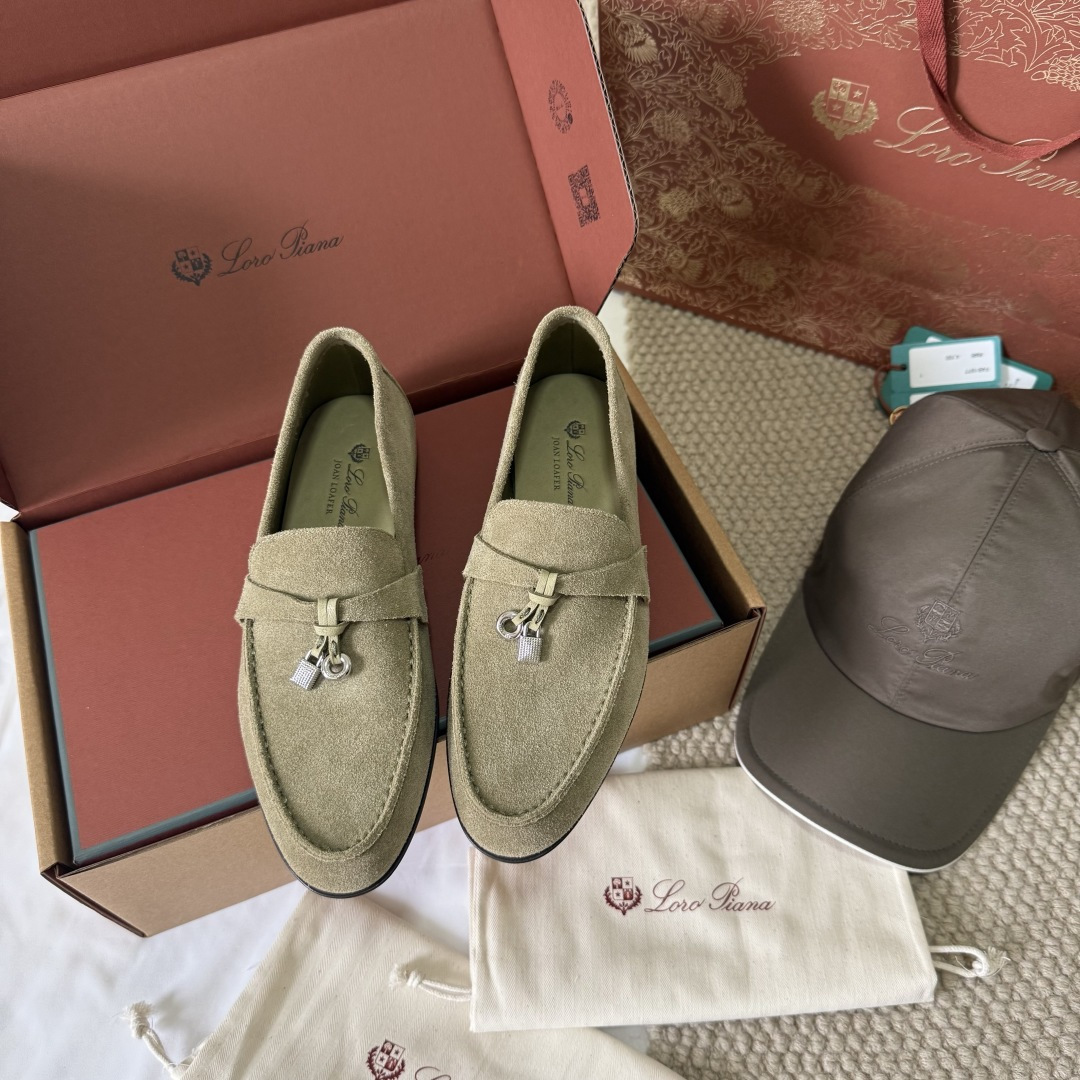 NO:888399,Loro Piana classic item made in Wandan, a versatile shoe with low profile and elegance. It is the representative of 'old money style' outfit~Summer Charms Walk  Loafers, based on classic sailing shoes, are made of soft suede material with iconic white rubber soles. The lock-shaped pendant on the toe is the finishing touch of the series. Comfortable The shoe body is soft, with almost zero break-in period, lightweight and waterproof  The slippery soles are practical for daily walking and are the brand's top comfortable shoes. As a basic item of 'old money style', they can be worn alone, worn inside or outside. They are suitable for commuting, leisure and other scenes, and are an 'evergreen style' in the wardrobe.  1:1 fetal cow velvet, fully hand-edged genuine leather outsole size 35-36/37-38-39- (40-41-42 custom sizes are non-refundable), loafers, loro piana, loafers, Leather soles19860909莞产 Loro Piana经典单品,低调显贵”的万能鞋款.是“老钱风”穿搭的代表~Summer Charms Walk 乐福鞋,以经典帆船鞋为蓝本,采用柔软的绒面革材质,搭配标志性的白色橡胶鞋底,鞋头的锁形吊坠是系列的点睛之笔.舒适感鞋身柔软,几乎零磨合期,轻盈防滑的鞋底兼顾日常行走的实用性,是品牌的王牌舒适鞋款.作为“老钱风”的基础单品,它可单穿、内搭或外披,适配通勤、休闲等多种场景,是衣橱里的“常青款 1:1胎牛绒 全手工磨边真皮大底 size35-36/37-38-39-（40-41-42订做码数不退换）,乐福鞋单鞋,loro piana,loafers,Leather soles,Women's Shoes