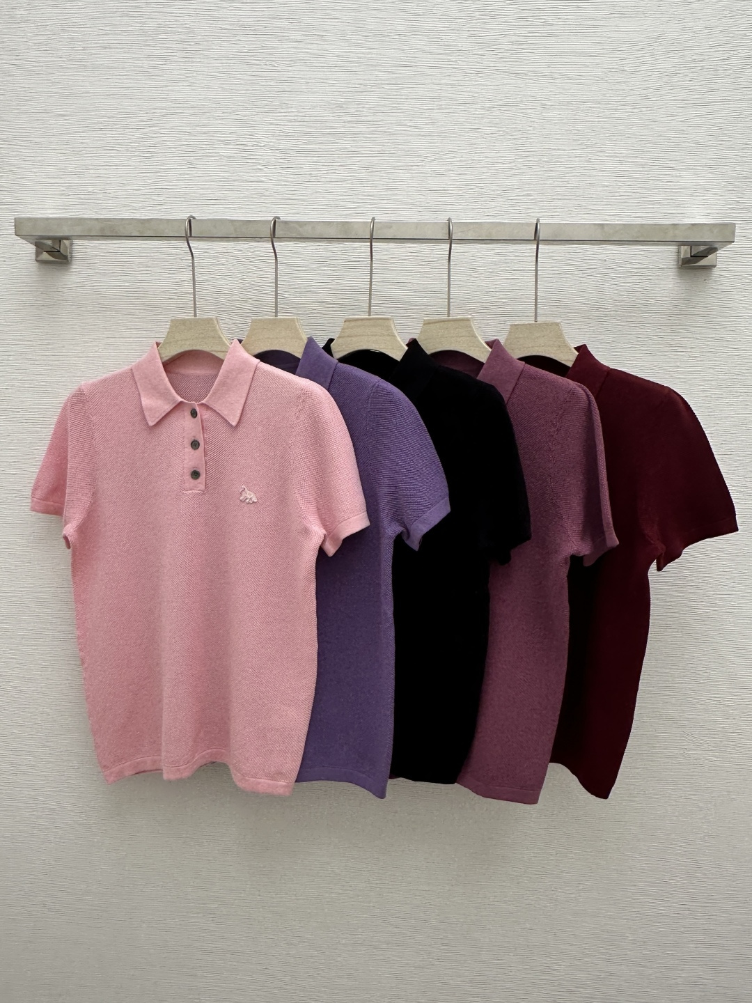 NO:306989,MK Home Early Spring New Style Solid Color Simple Lapel Knitted Short Sleeve Color Pink Purple Black Rose Red Wine Red Size 36.38.40, T-shirt,alexander wang19860909MK家  早春新款 纯色简约翻领针织短袖 颜色粉色 紫色 黑色 玫红 酒红 尺码36.38.40,,T-shirt,alexander wang,Women's clothing