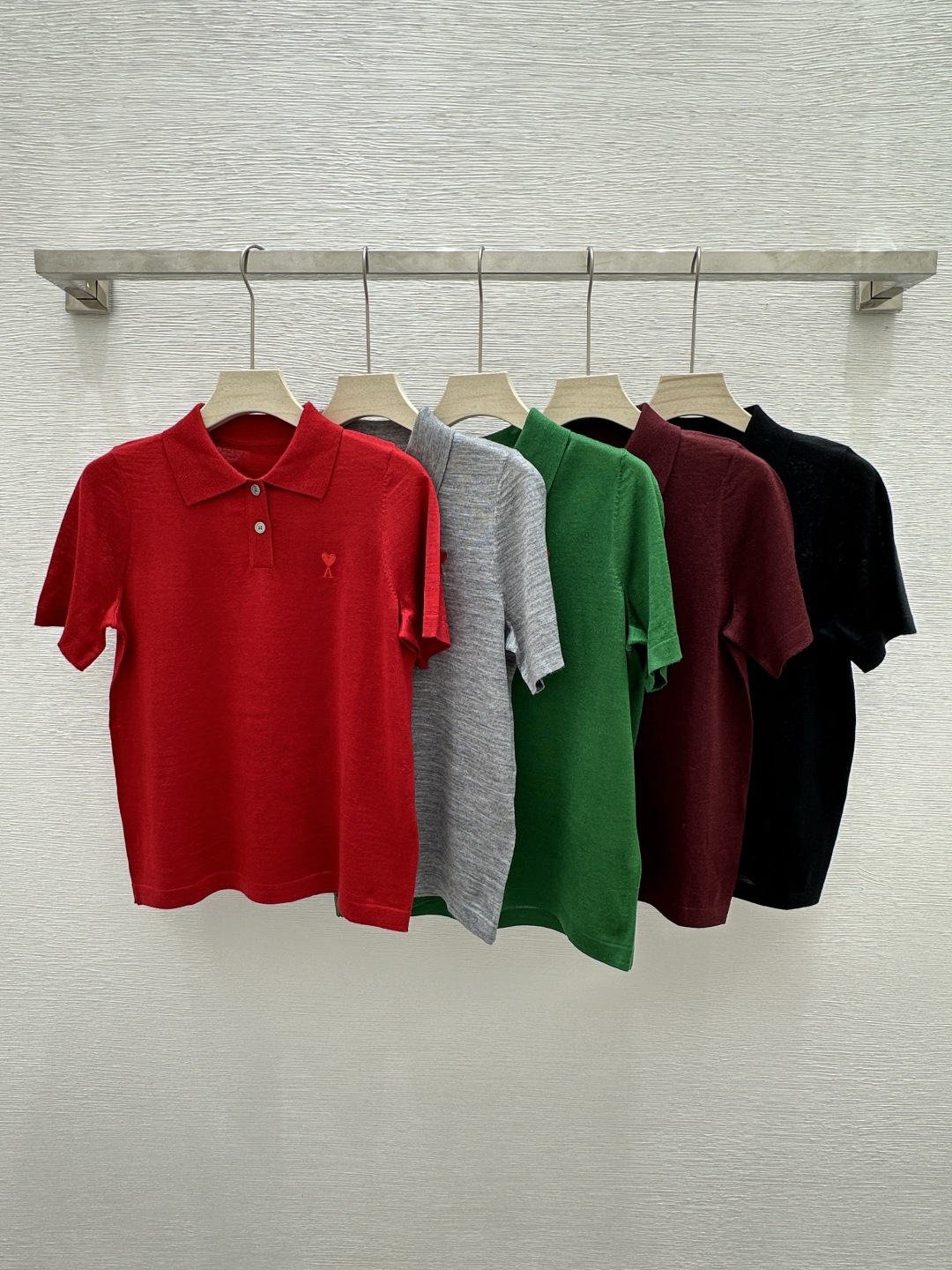 NO:306991,AMI Home Early Spring New Style Solid Color Simple Lapel Logo Embroidered Knitted Short Sleeve Color Red Gray Green Rose Red Black Size 36.38.40, T-shirt,alexander wang19860909AMI家  早春新款 纯色简约翻领logo刺绣针织短袖 颜色红色 灰色 绿色 玫红 黑色 尺码36.38.40,,T-shirt,alexander wang,Women's clothing