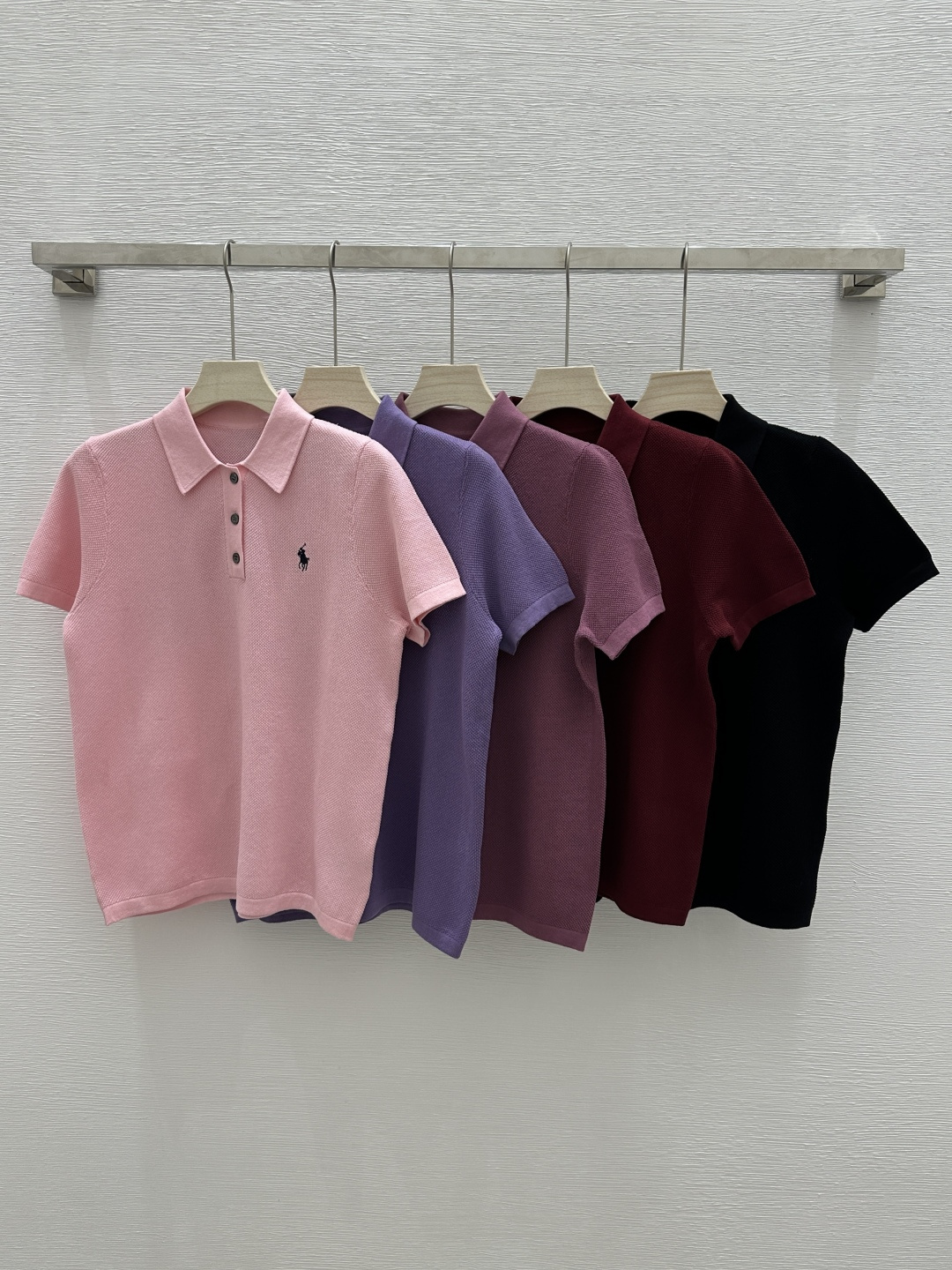 NO:306978,PO Home Early Spring New Style Solid Color Simple Lapel Logo Embroidered Knitted Short Sleeve Color Pink Purple Rose Red Wine Red Black Size 36.38.40, T-shirt,alexander wang19860909PO家  早春新款 纯色简约翻领logo刺绣针织短袖 颜色粉色 紫色 玫红 酒红 黑色 尺码36.38.40,,T-shirt,alexander wang,Women's clothing