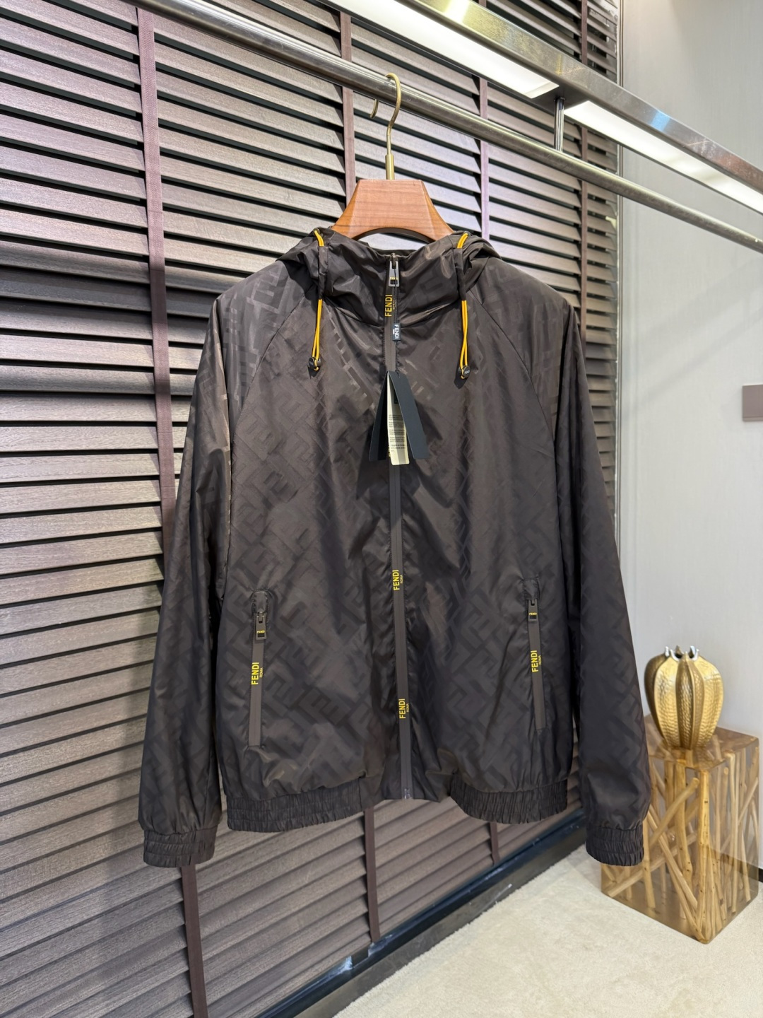 NO:120143,FD&Fen 2025SS new jacket jacket. It uses custom knitted fabric, adds strong and anti-wrinkle and stylish, soft and skin-friendly, and has a very beautiful upper body; hooded design, business and casual merger; the whole F-home classic pattern printing, fashionable and stylish, with a high recognition; customer-supplied hardware and accessories, full of high-end feeling; a jacket suitable for various occasions. [Color] Black Coffee/8843 [Code] 48-56,,fendi, jackets & coats, jackets & coats,hats,alexander wang19860909FD&芬2025SS新款夹克外套.采用定制针织面料,加入力挺抗皱有型,软糯亲肤,上身绝绝子；连帽设计,商务与休闲兼并；整身F家经典图案印花,时尚有型,辨识度极高；客供五金辅料,高级感满满；一款适合多种场合穿搭的外套.【颜色】黑色 咖色/8843【码数】48-56,,fendi,jackets & coats,jackets & coats,hats,alexander wang,Men's clothing