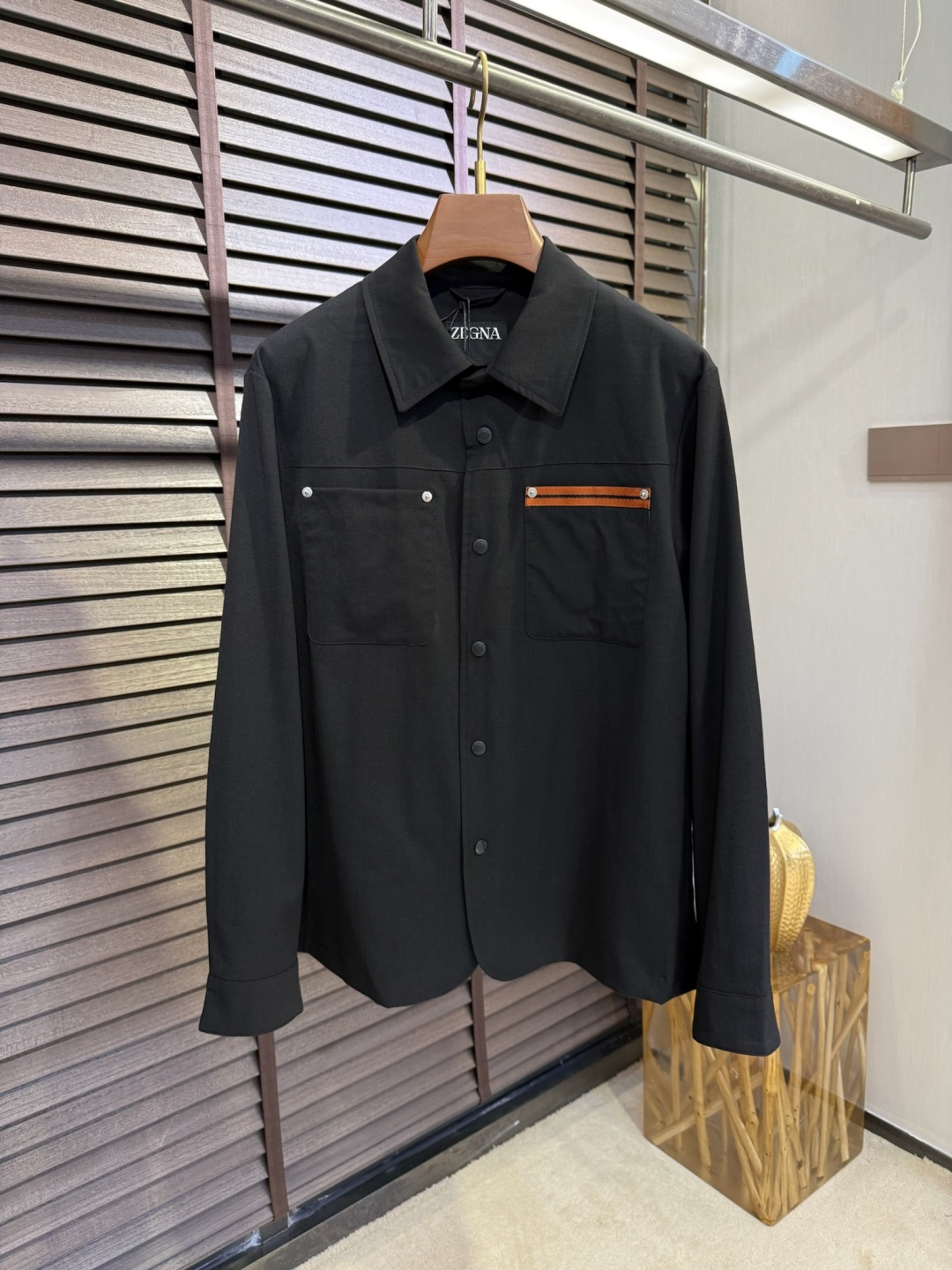 NO:120145,EZ&Jiniya 2025SS new lapel jacket jacket. It uses custom silk and linen blended fabric, with a wrinkle-resistant and upright and stylish, breathable and comfortable upper body; lapel design, commercial and casual merger; customer-supplied hardware and accessories, produced by brand factories, impeccable details; a jacket suitable for wearing in many occasions. [Color] Black White/8872 [Size] 48-56,,zegna, jackets & coats, jackets & coats, alexander wang19860909EZ&杰尼垭2025SS新款翻领夹克外套.采用定制丝麻混纺面料,抗皱立挺有型,透气上身舒适；翻领设计,商务与休闲兼并；客供五金辅料,品牌工厂出品,细节之处无可挑剔；一款适合多种场合穿搭的夹克.【颜色】黑色 白色/8872【码数】48-56,,zegna,jackets & coats,jackets & coats,alexander wang,Men's clothing