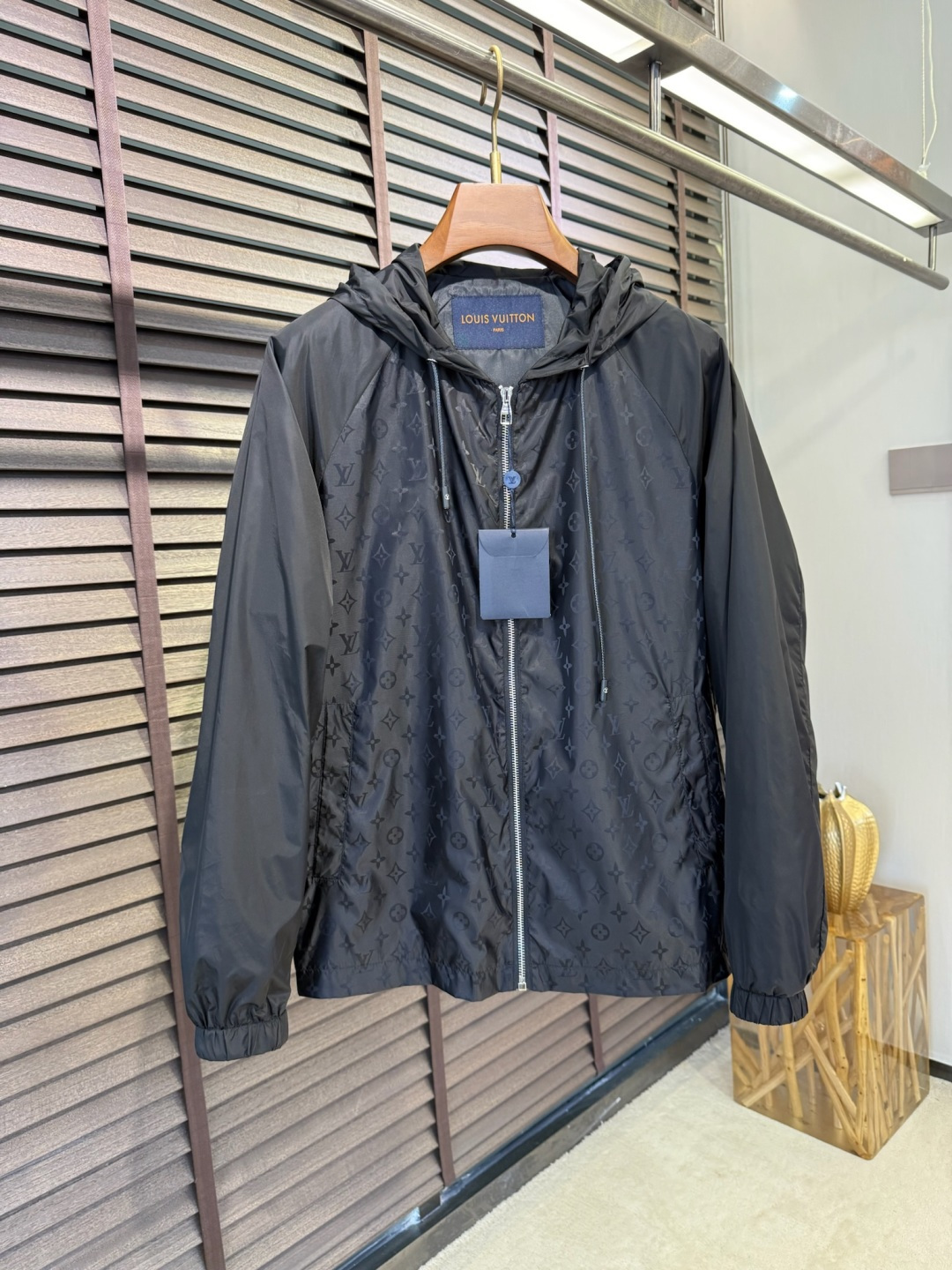 NO:120148,Lv 2025SS new jacket jacket. Hooded design, fashionable and handsome, age-reducing; custom windproof and rain jacket fabric, wrinkle-resistant and upright, soft and skin-friendly, comfortable on the upper body; regular brand pattern splicing design, luxurious and personalized; extremely recognizable; the lining uses high-count mesh to make the whole dress look more three-dimensional. A jacket that does not pick on age and figure, versatile and practical. [Color] Black Gray Green/8878 [Code] 48-56,,louis vuitton, jackets & coats, jackets & coats,hats,alexander wang19860909Lv 2025SS新款夹克外套.连帽设计,时尚帅气减龄；采用定制防风防雨夹克面料,抗皱立挺有型,软糯亲肤,上身舒适；正身品牌图案拼接设计,奢华有个性；辨识度极高；内衬采用高支数网纱,使整件衣服看上去更加的立体.一款不挑年纪和身材的外套,百搭实用.【颜色】黑色 灰色 绿色/8878【码数】48-56,,louis vuitton,jackets & coats,jackets & coats,hats,alexander wang,Men's clothing