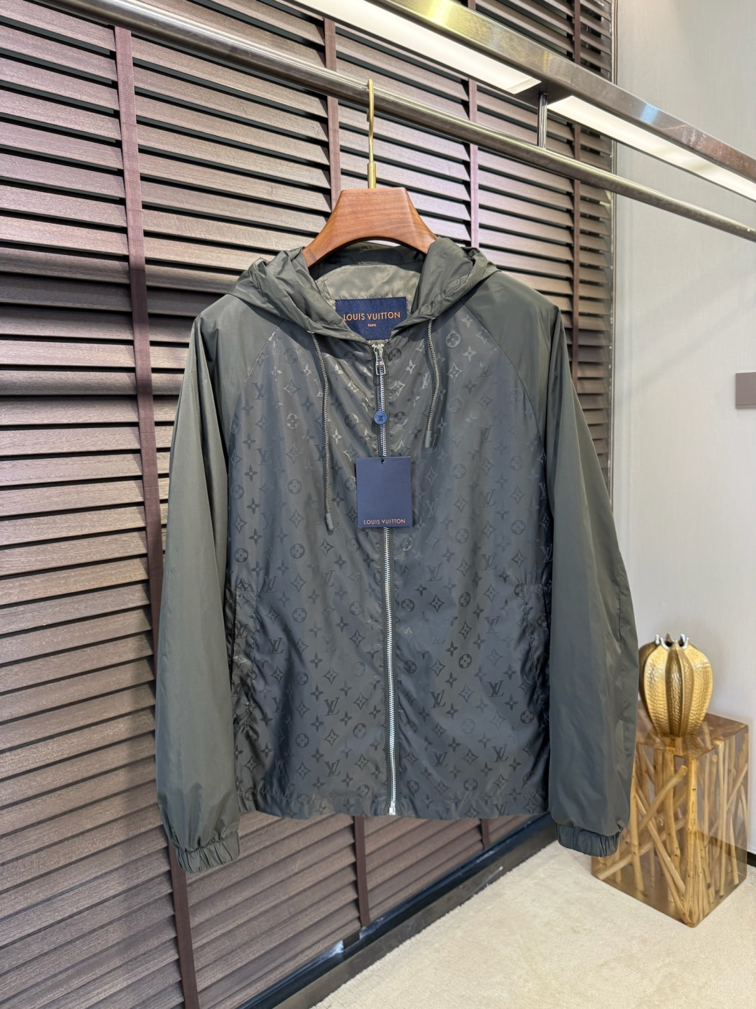 NO:120150,Lv Home 2025SS new jacket jacket. Hooded design, fashionable and handsome, age-reducing; custom windproof and rain jacket fabric, wrinkle-resistant and upright, soft and skin-friendly, comfortable on the upper body; regular brand pattern splicing design, luxurious and personalized; extremely recognizable; the lining uses high-count mesh to make the whole dress look more three-dimensional. A jacket that does not pick on age and figure, versatile and practical. [Color] Black Gray Green/8878 [Code] 48-56,,louis vuitton, jackets & coats, jackets & coats,hats,alexander wang19860909Lv 家2025SS新款夹克外套.连帽设计,时尚帅气减龄；采用定制防风防雨夹克面料,抗皱立挺有型,软糯亲肤,上身舒适；正身品牌图案拼接设计,奢华有个性；辨识度极高；内衬采用高支数网纱,使整件衣服看上去更加的立体.一款不挑年纪和身材的外套,百搭实用.【颜色】黑色 灰色 绿色/8878【码数】48-56,,louis vuitton,jackets & coats,jackets & coats,hats,alexander wang,Men's clothing