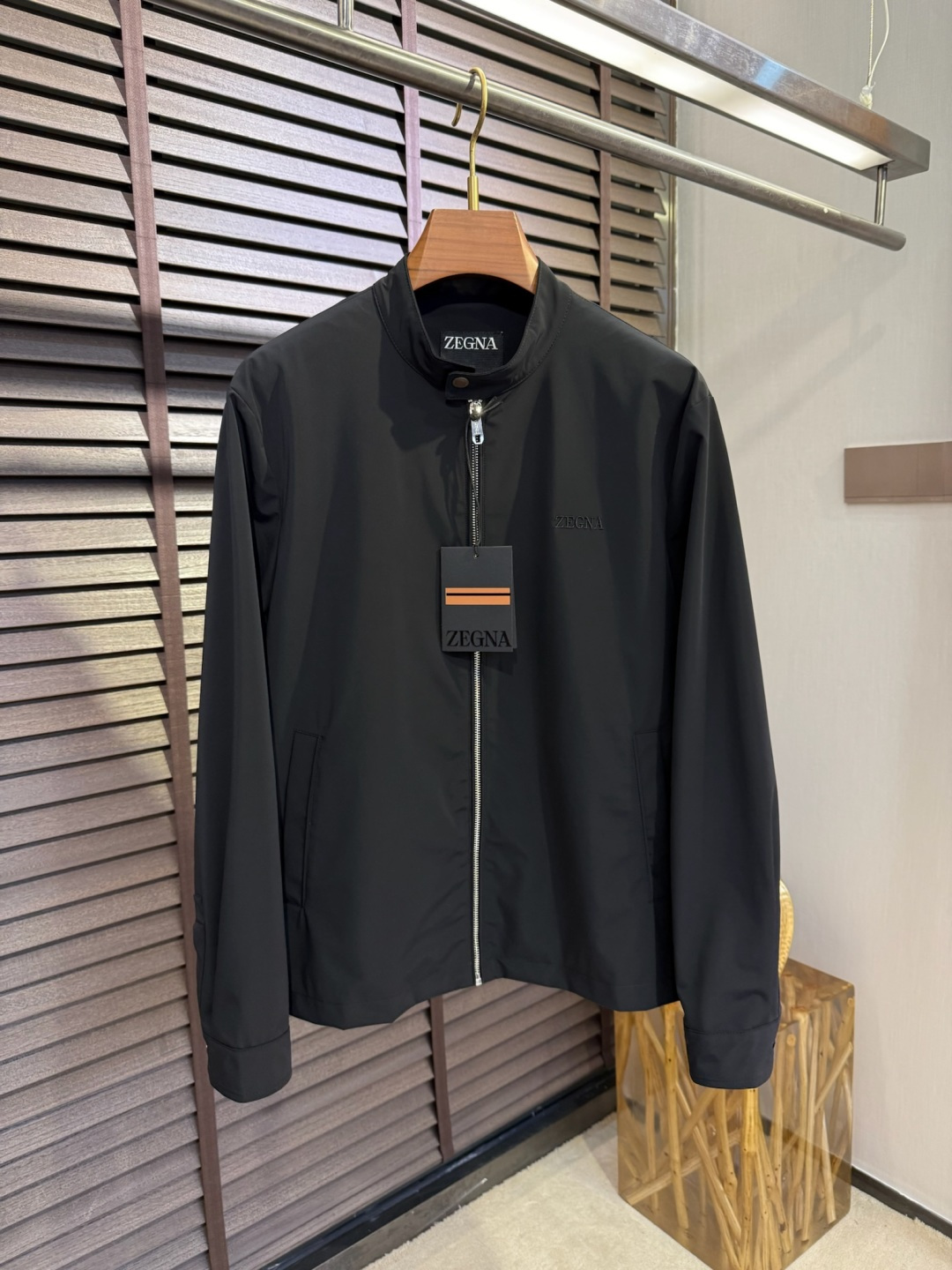 NO:120153,EZ&Jenni 2025SS new jacket jacket. It uses custom windproof and rainproof environmentally friendly blend fabric, soft and glutinous, skin-friendly, anti-wrinkle and straight, stylish, waterproof and easy to care; small stand-up collar design, business and casual merger, elegant and handsome, elegant style; classic brand color lining, full of high-end feeling; a fashionable jacket jacket that reduces age is suitable for many occasions. [Color] Black Khaki/8834 [Size] 48-56,,zegna, jackets & coats, jackets & coats, alexander wang19860909EZ&杰尼2025SS新款夹克外套.采用定制防风防雨环保混纺面料,软糯亲肤,抗皱立挺有型,防水易打理；小立领设计,商务与休闲兼并,儒雅帅气,雅痞范儿绝绝子；经典品牌对色内衬,高级感满满；一款减龄时尚的夹克外套,适合多种场合穿搭.【颜色】黑色 卡其/8834【码数】48-56,,zegna,jackets & coats,jackets & coats,alexander wang,Men's clothing