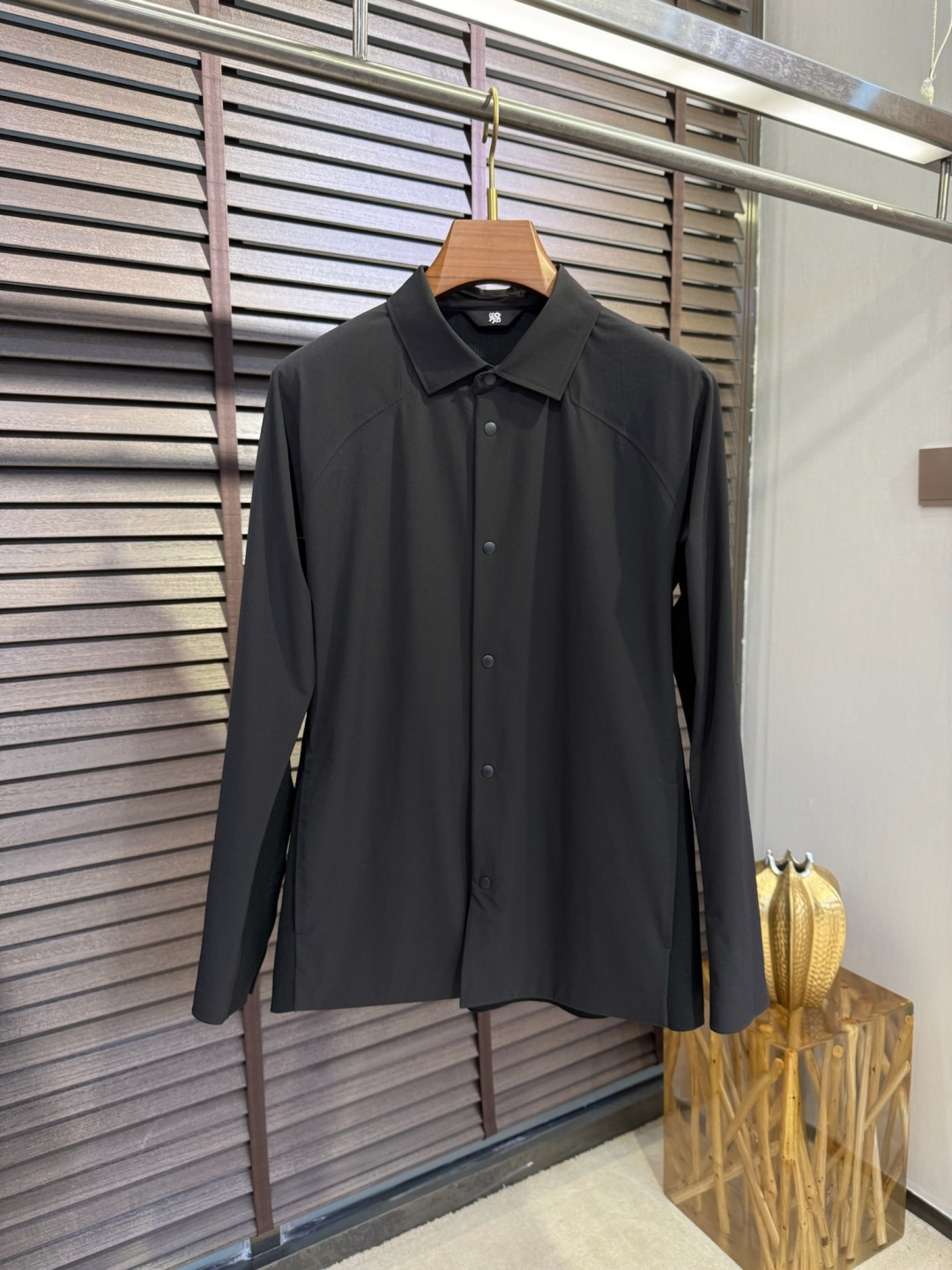 NO:120157,Leo & Loei 2025SS new knitted spliced ​​jacket jacket. The cabinet is on sale. It uses original custom fabric, soft and skin-friendly, anti-wrinkle and straight and stylish, and has a comfortable upper body. The sleeves are decorated with brand logo, which is highly recognizable. Customer-supplied hardware and accessories, produced by brand factories, and the details are impeccable. A fashionable and versatile spliced ​​jacket jacket. [Color] Black White/26161 [Code] 48-56,,loewe, jackets & coats, jackets & coats, alexander wang19860909Leo&罗意2025SS新款针织拼接夹克外套.柜子在售爆款.采用原版定制面料,软糯亲肤,抗皱立挺有型,上身舒适；袖子饰以品牌logo,辨识度极高；客供五金辅料,品牌工厂出品,细节之处无可挑剔.一款时尚百搭的拼接夹克外套.【颜色】黑色 白色/26161【码数】48-56,,loewe,jackets & coats,jackets & coats,alexander wang,Men's clothing