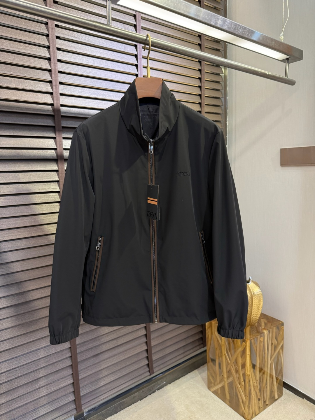 NO:121425,Ez&Jennier 2025SS new two-sided stand-up collar jacket jacket. The cabinet is on sale. It uses original custom fabric, stand-up and stylish, with extremely high comfort on the upper body; stand-up collar design, business and casual merger; the chest is decorated with brand letters, which is highly recognizable; the slightly wide-size style is not picky about the figure, suitable for wearing in various occasions. A classic and versatile jacket. [Color] Black /8866 [Size] 48-56,,zegna, jackets & coats, jackets & coats, alexander wang19860909Ez&杰尼氩2025SS新款两面穿立领夹克外套.柜子在售款.采用原版定制面料,立挺有型,上身舒适度极高；立领设计,商务与休闲兼并；胸前饰以品牌字母,辨识度极高；微阔版型,不挑身材,适合多种场合穿搭.一款经典又百搭的夹克外套.【颜色】黑色 /8866【码数】48-56,,zegna,jackets & coats,jackets & coats,alexander wang,Men's clothing