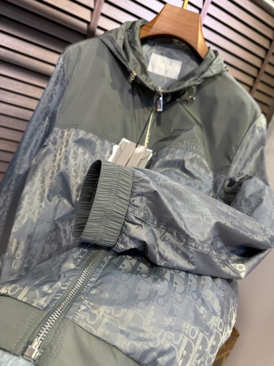  Dio&迪傲2025SS新款连帽夹克外套。采用定制防风防雨夹克面料，透气有型，软糯亲肤抗皱，整片面料印
