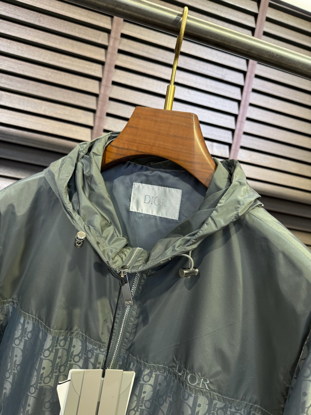  Dio&迪傲2025SS新款连帽夹克外套。采用定制防风防雨夹克面料，透气有型，软糯亲肤抗皱，整片面料印