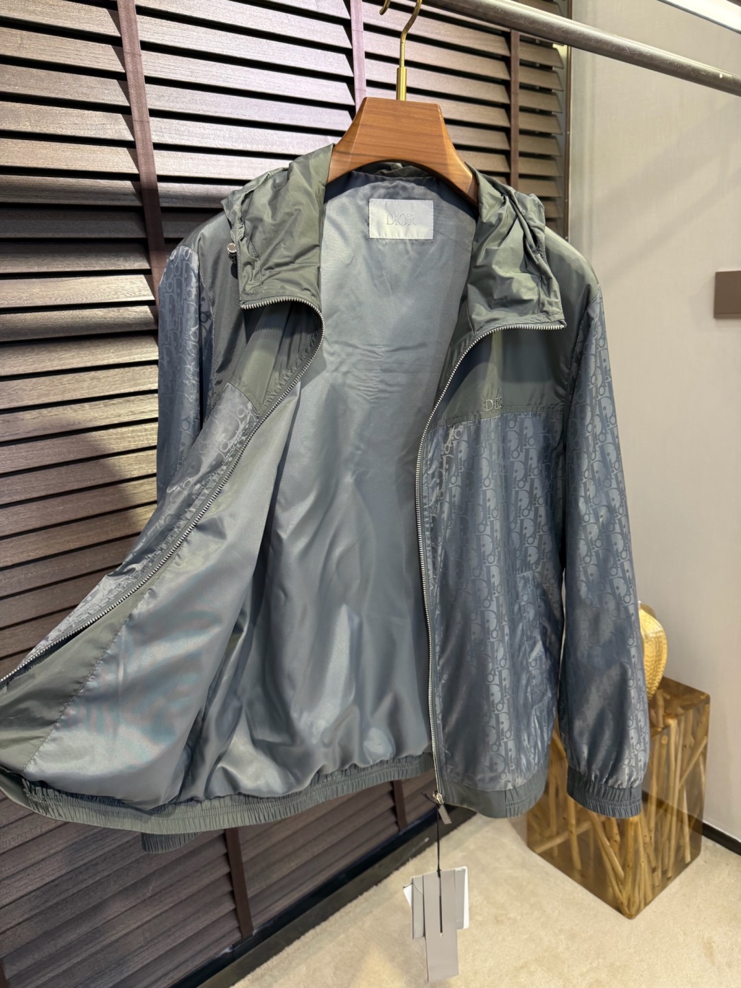  Dio&迪傲2025SS新款连帽夹克外套。采用定制防风防雨夹克面料，透气有型，软糯亲肤抗皱，整片面料印
