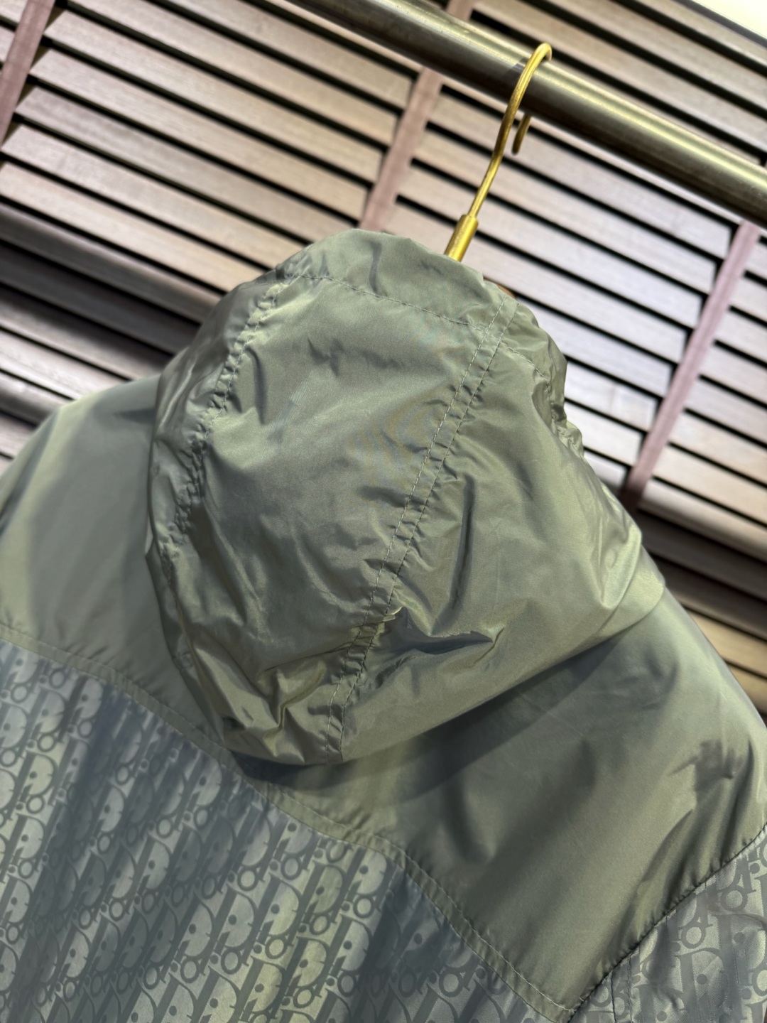  Dio&迪傲2025SS新款连帽夹克外套。采用定制防风防雨夹克面料，透气有型，软糯亲肤抗皱，整片面料印