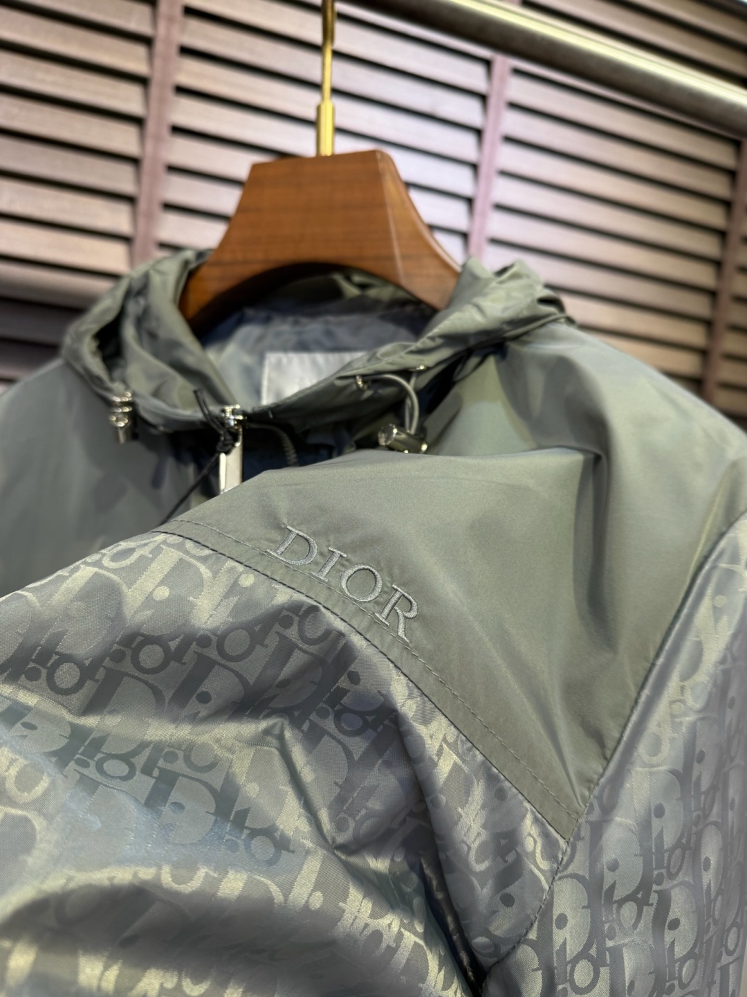  Dio&迪傲2025SS新款连帽夹克外套。采用定制防风防雨夹克面料，透气有型，软糯亲肤抗皱，整片面料印