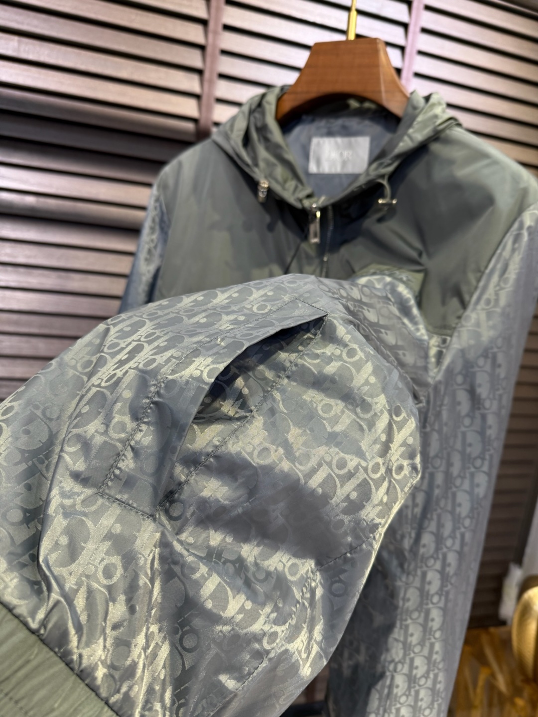  Dio&迪傲2025SS新款连帽夹克外套。采用定制防风防雨夹克面料，透气有型，软糯亲肤抗皱，整片面料印