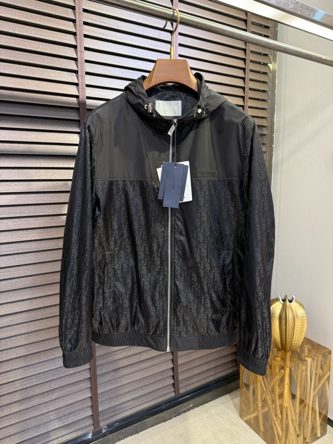 NO:121431,Dio&Diao 2025SS new hooded jacket jacket. It uses customized windproof and rainproof jacket fabric, breathable and stylish, soft and glutinous, skin-friendly and wrinkle-resistant. The whole piece of fabric is printed with three-dimensional brand patterns, fashionable and elegant; the chest is decorated with brand letter logo, which is extremely recognizable; the splicing design is full of fashion sense; a jacket suitable for various occasions, with a sense of fashion sense. [Color] Black Silver/8818 [Code] 48-56,,dior,jackets & coats,jackets & coats,hats,alexander wang19860909Dio&迪傲2025SS新款连帽夹克外套.采用定制防风防雨夹克面料,透气有型,软糯亲肤抗皱,整片面料印上立体品牌图案,时尚大气上档次；胸前饰以品牌字母logo,辨识度极高；拼接设计,时尚感满满；一款适合多种场合穿搭的夹克外套,时尚感绝绝子.【颜色】黑色 银色/8818【码数】48-56,,dior,jackets & coats,jackets & coats,hats,alexander wang,Men's clothing