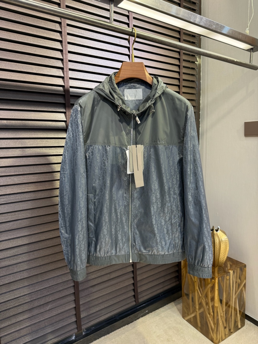  Dio&迪傲2025SS新款连帽夹克外套。采用定制防风防雨夹克面料，透气有型，软糯亲肤抗皱，整片面料印