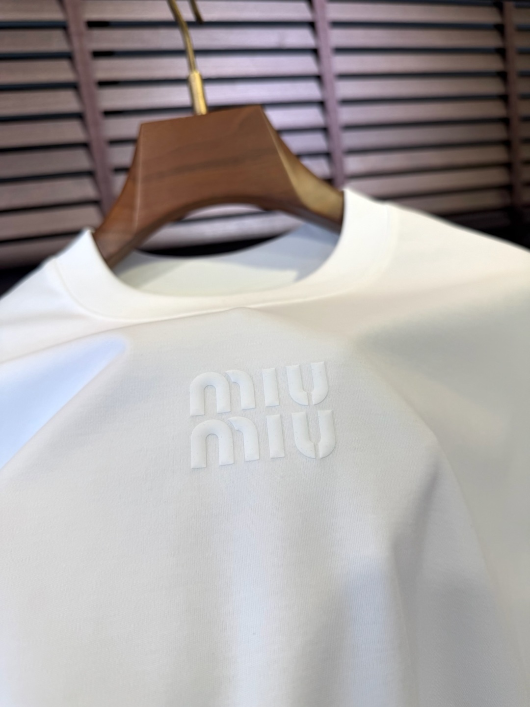  Miumi&谬2025SS新款圆领短袖T。采用定制高支数棉混纺面料，自带清凉感，抗皱吸汗速干，上身舒适