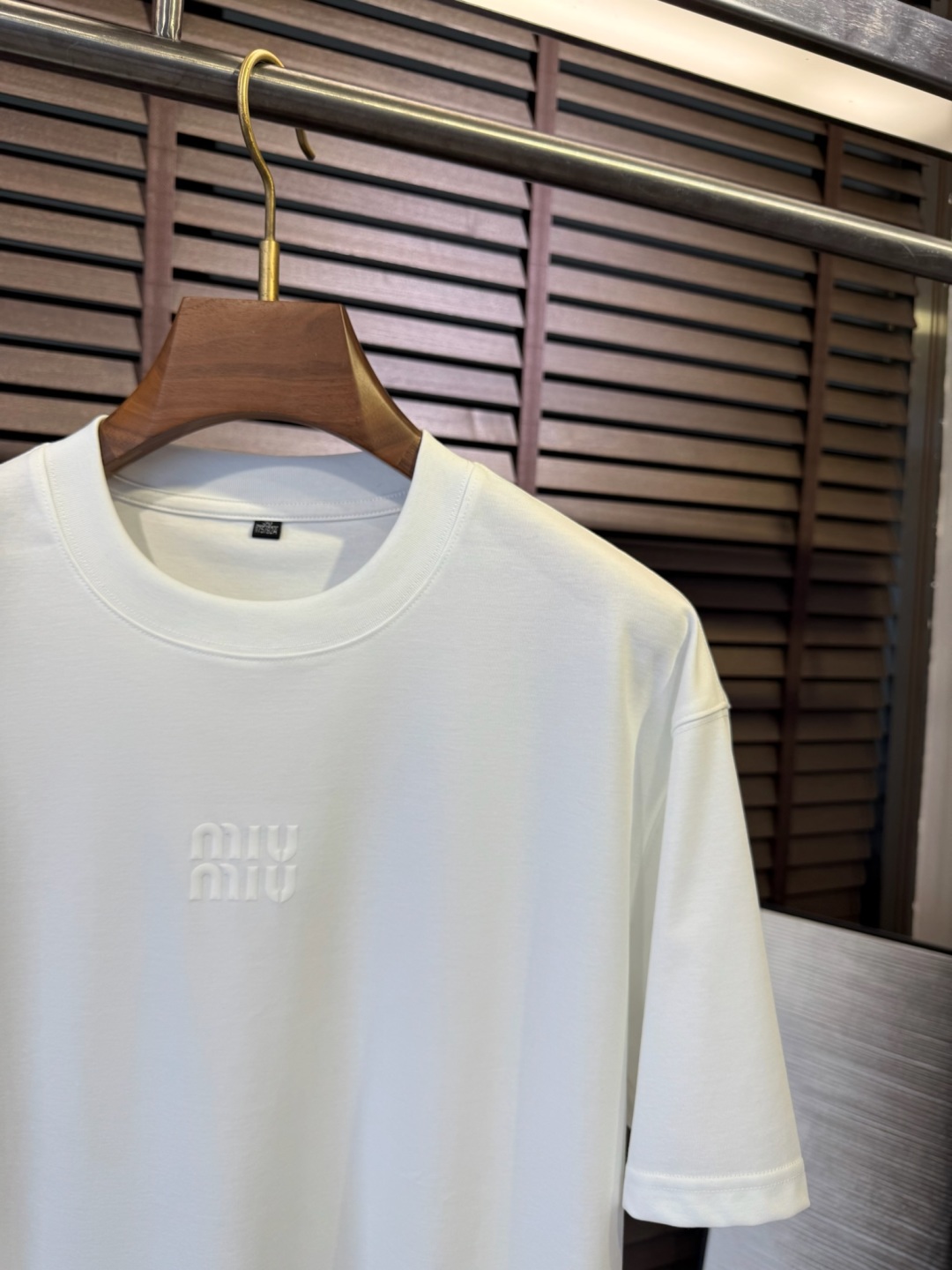 Miumi&谬2025SS新款圆领短袖T。采用定制高支数棉混纺面料，自带清凉感，抗皱吸汗速干，上身舒适