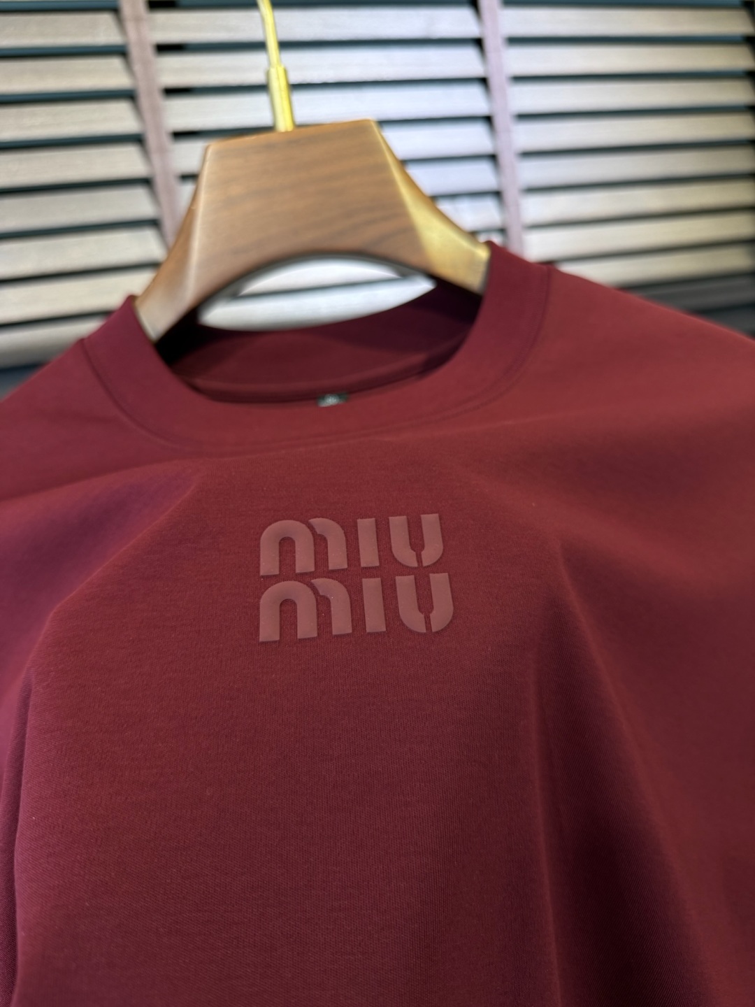  Miumi&谬2025SS新款圆领短袖T。采用定制高支数棉混纺面料，自带清凉感，抗皱吸汗速干，上身舒适