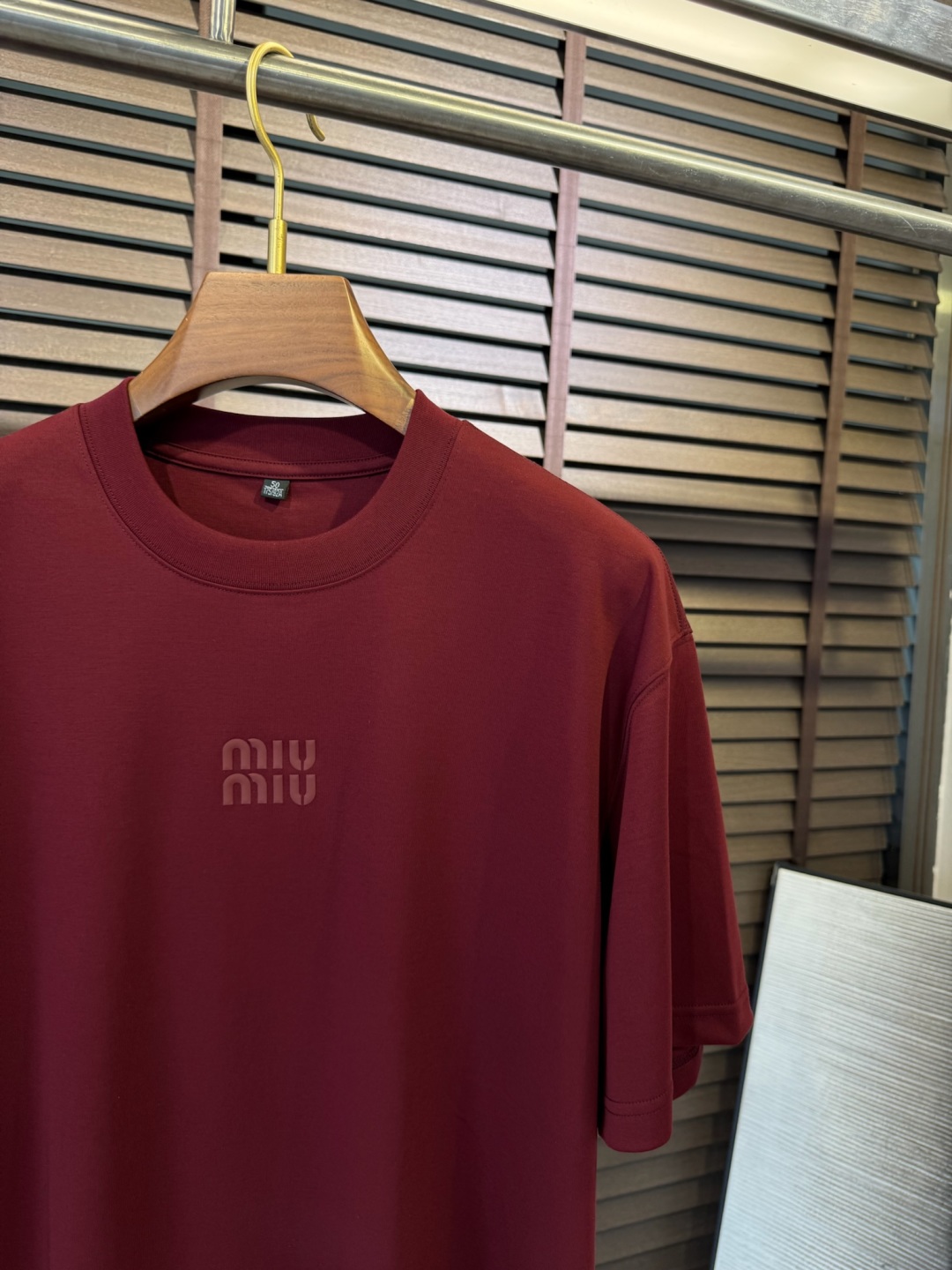  Miumi&谬2025SS新款圆领短袖T。采用定制高支数棉混纺面料，自带清凉感，抗皱吸汗速干，上身舒适