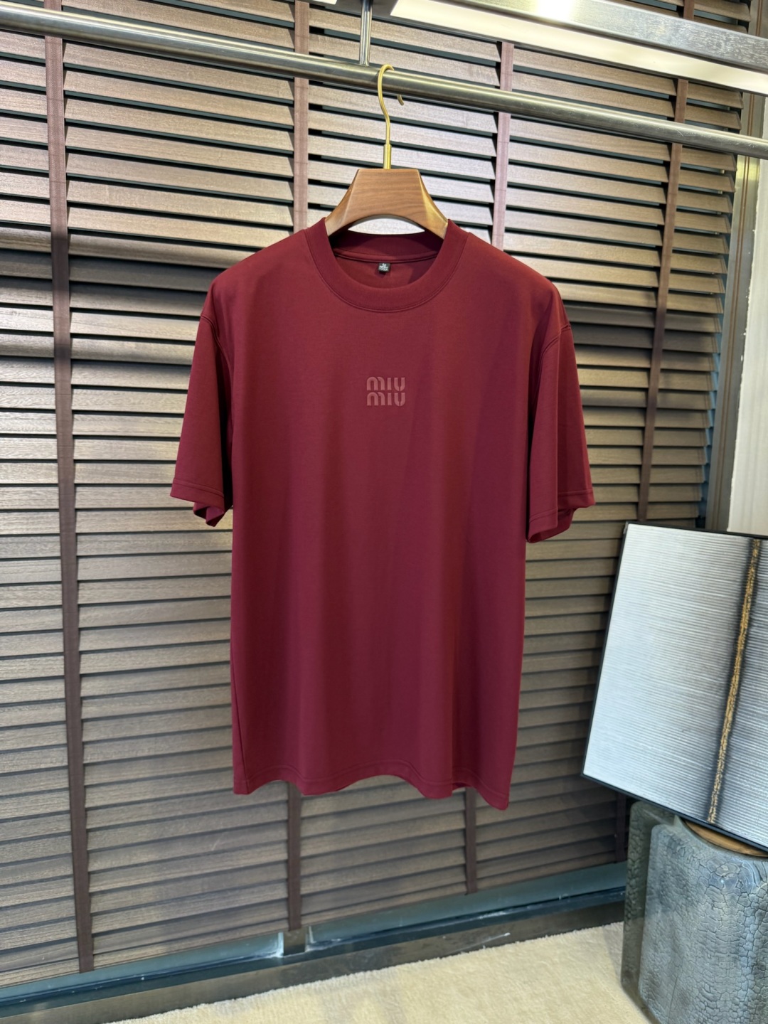  Miumi&谬2025SS新款圆领短袖T。采用定制高支数棉混纺面料，自带清凉感，抗皱吸汗速干，上身舒适