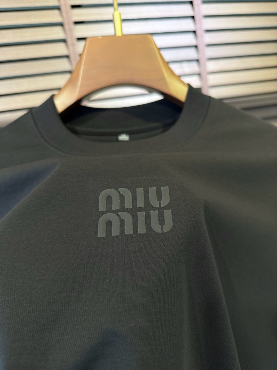  Miumi&谬2025SS新款圆领短袖T。采用定制高支数棉混纺面料，自带清凉感，抗皱吸汗速干，上身舒适