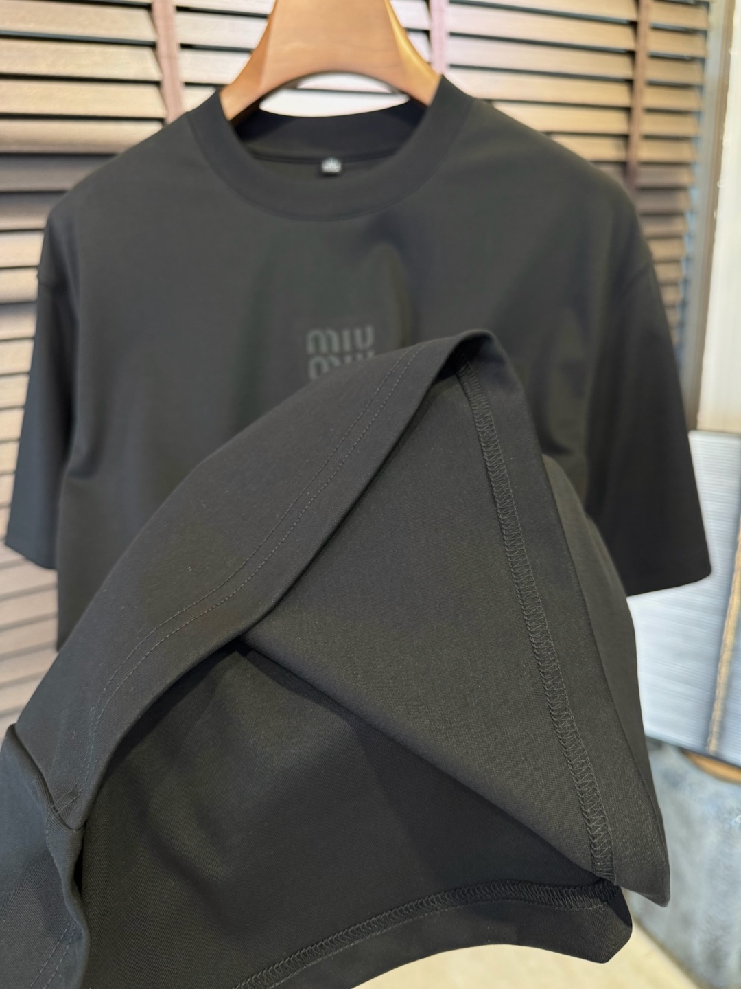  Miumi&谬2025SS新款圆领短袖T。采用定制高支数棉混纺面料，自带清凉感，抗皱吸汗速干，上身舒适