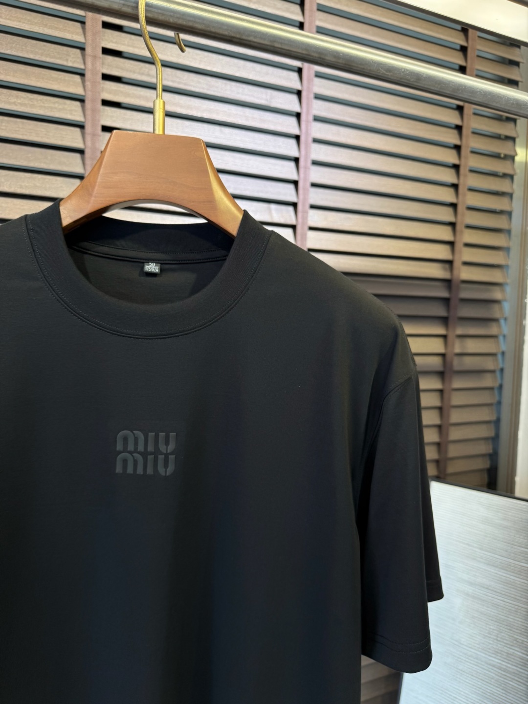  Miumi&谬2025SS新款圆领短袖T。采用定制高支数棉混纺面料，自带清凉感，抗皱吸汗速干，上身舒适