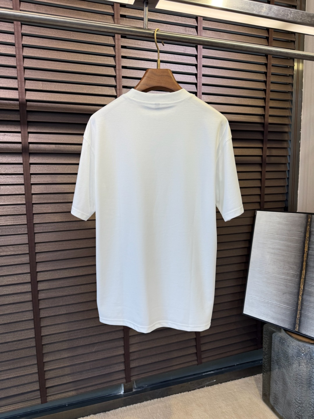  Miumi&谬2025SS新款圆领短袖T。采用定制高支数棉混纺面料，自带清凉感，抗皱吸汗速干，上身舒适