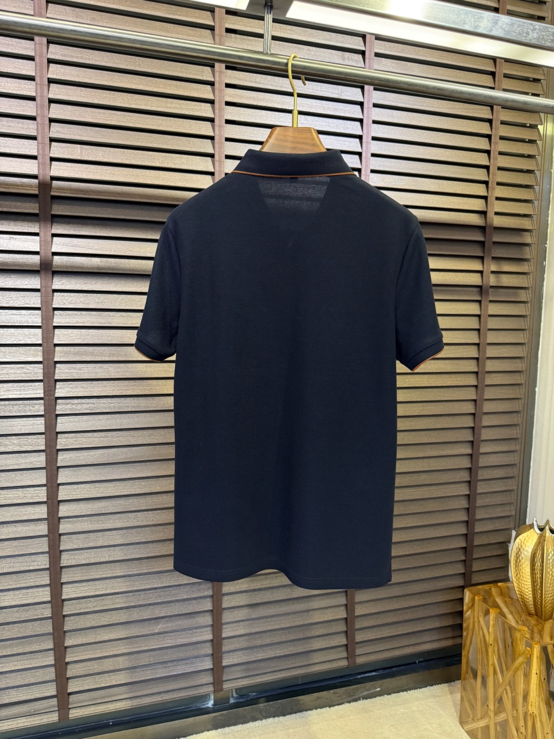  Miumi&缪2025SS新款Polo衫。采用定制高支数100%精纺丝光棉网眼珠地面料，软糯亲肤，抗皱