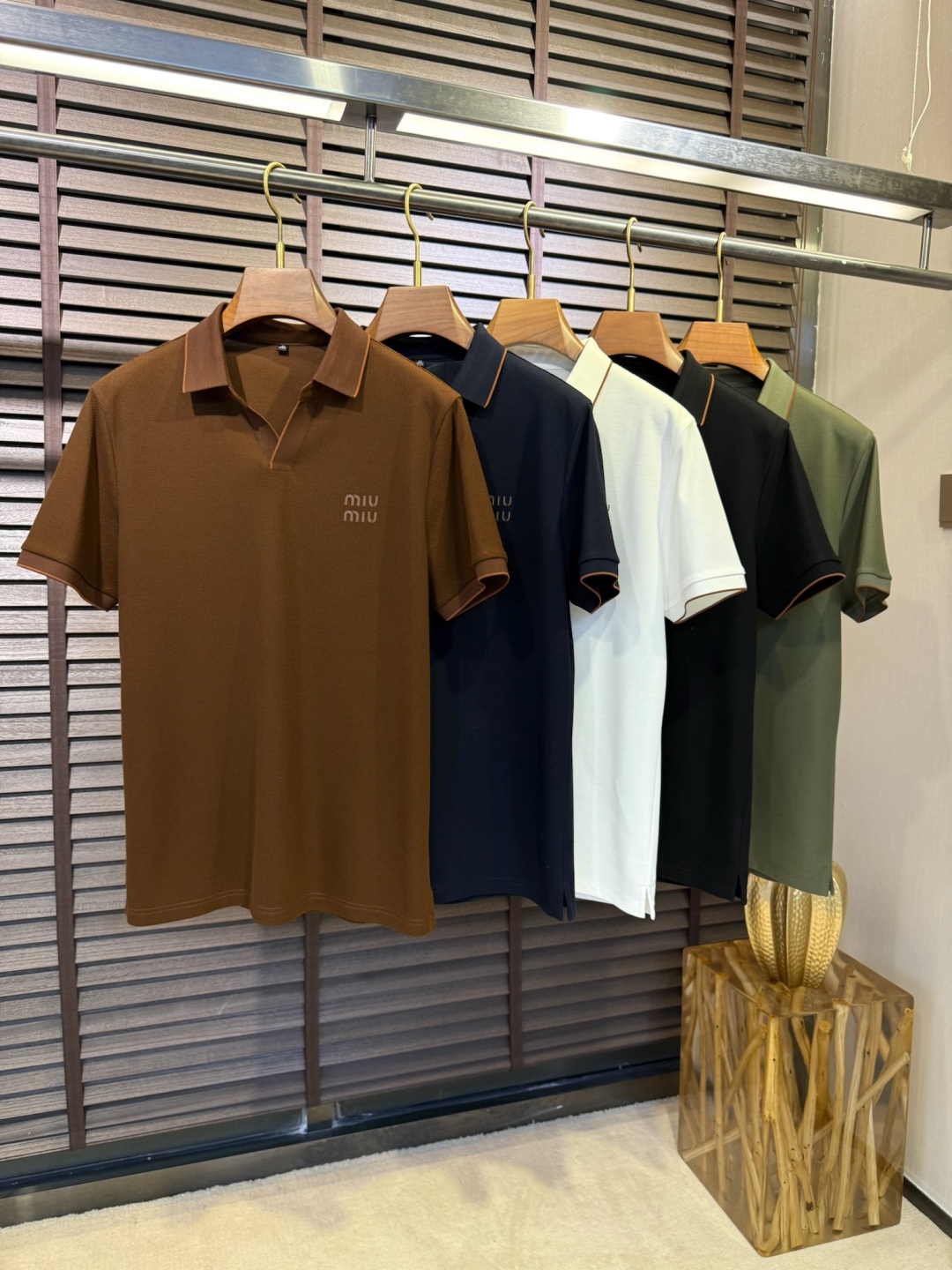  Miumi&缪2025SS新款Polo衫。采用定制高支数100%精纺丝光棉网眼珠地面料，软糯亲肤，抗皱