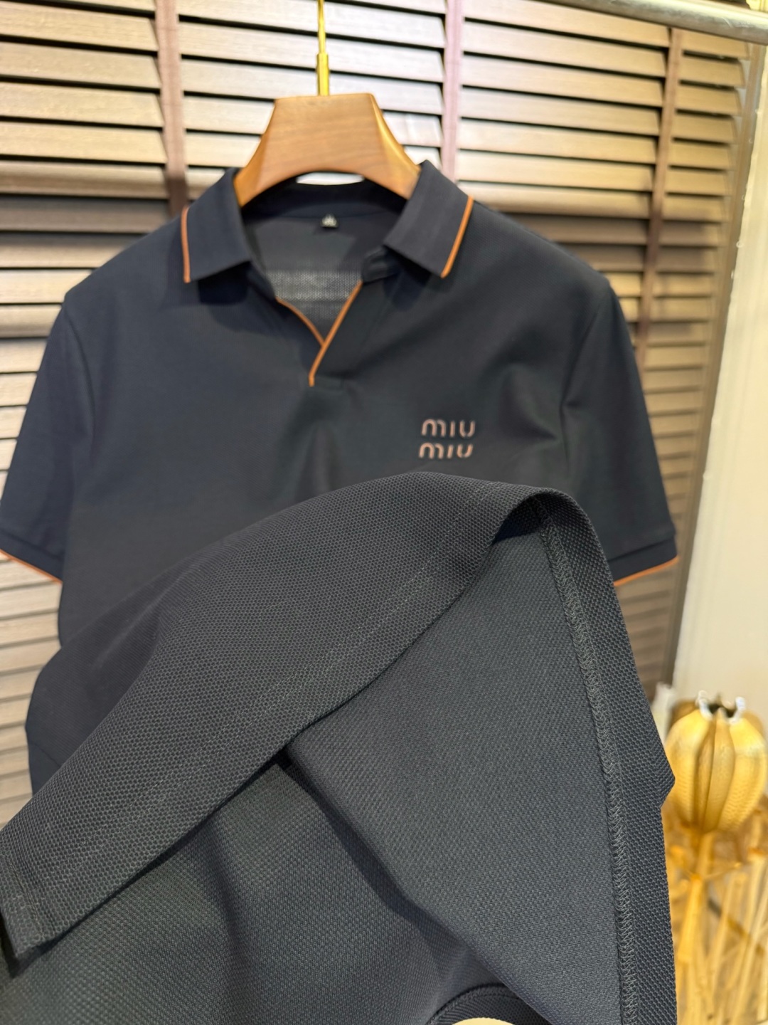  Miumi&缪2025SS新款Polo衫。采用定制高支数100%精纺丝光棉网眼珠地面料，软糯亲肤，抗皱