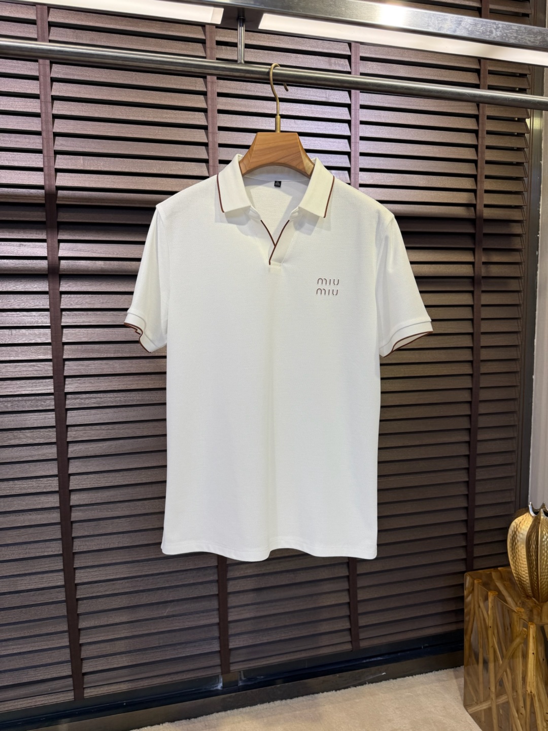  Miumi&缪2025SS新款Polo衫。采用定制高支数100%精纺丝光棉网眼珠地面料，软糯亲肤，抗皱