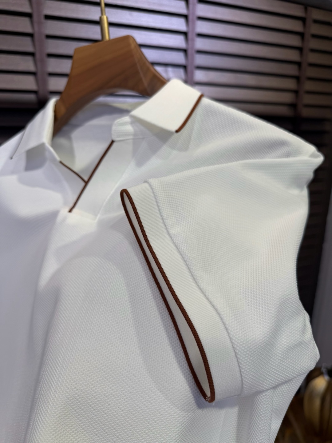  Miumi&缪2025SS新款Polo衫。采用定制高支数100%精纺丝光棉网眼珠地面料，软糯亲肤，抗皱