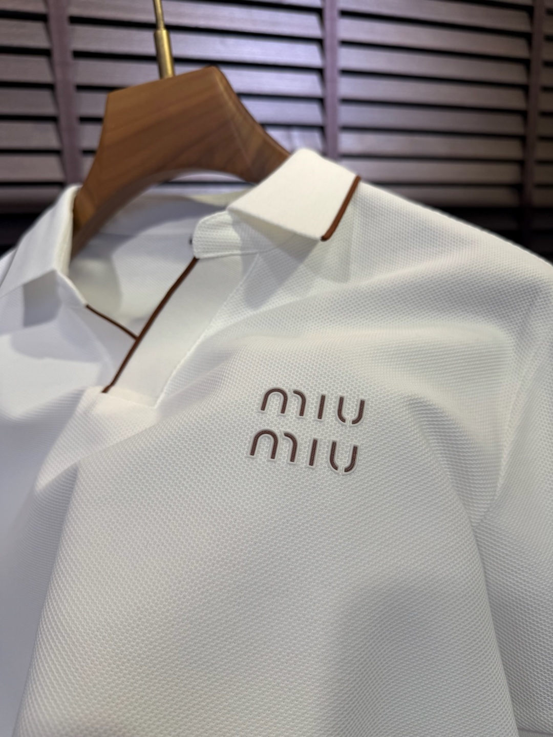  Miumi&缪2025SS新款Polo衫。采用定制高支数100%精纺丝光棉网眼珠地面料，软糯亲肤，抗皱