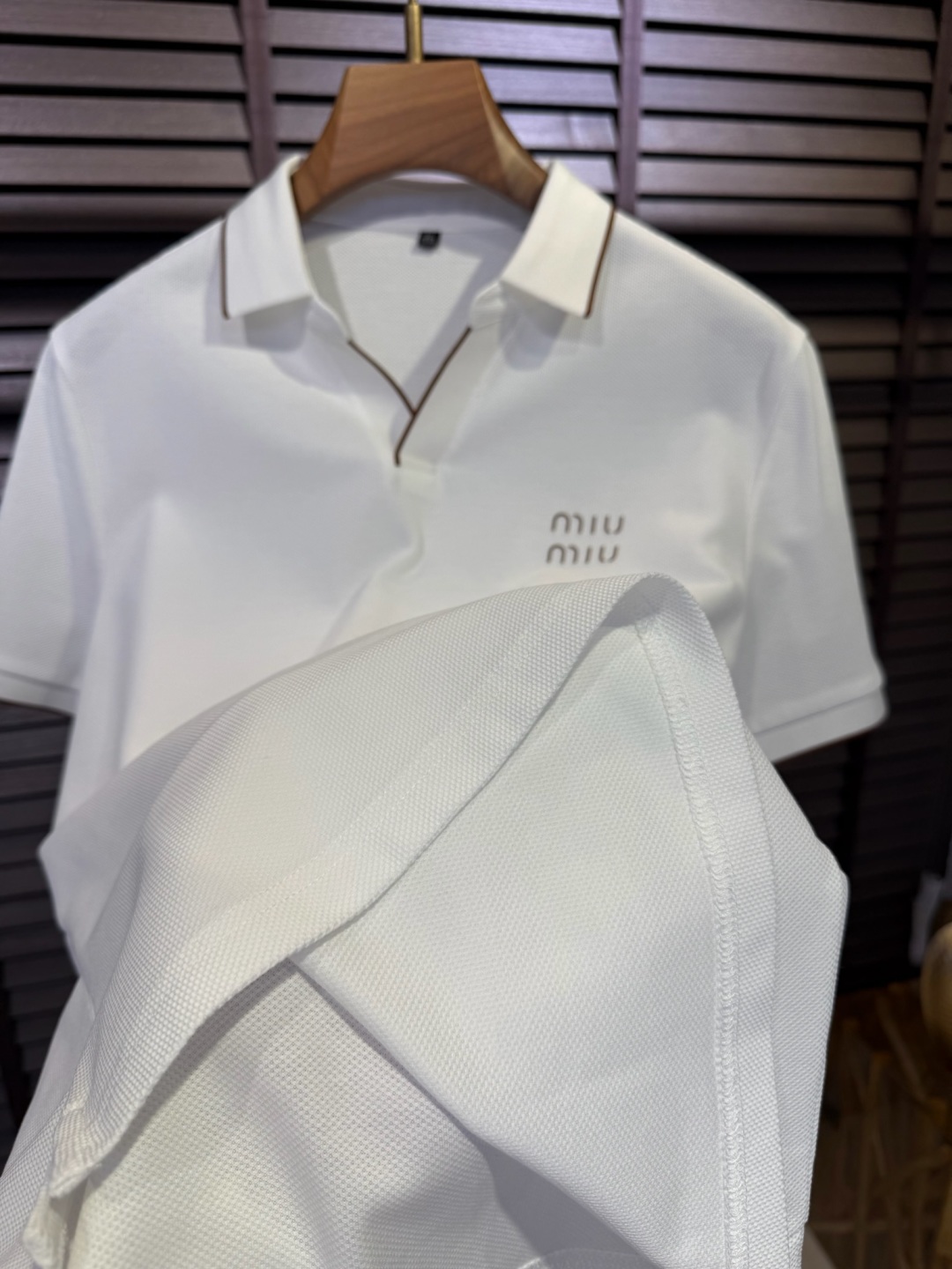  Miumi&缪2025SS新款Polo衫。采用定制高支数100%精纺丝光棉网眼珠地面料，软糯亲肤，抗皱