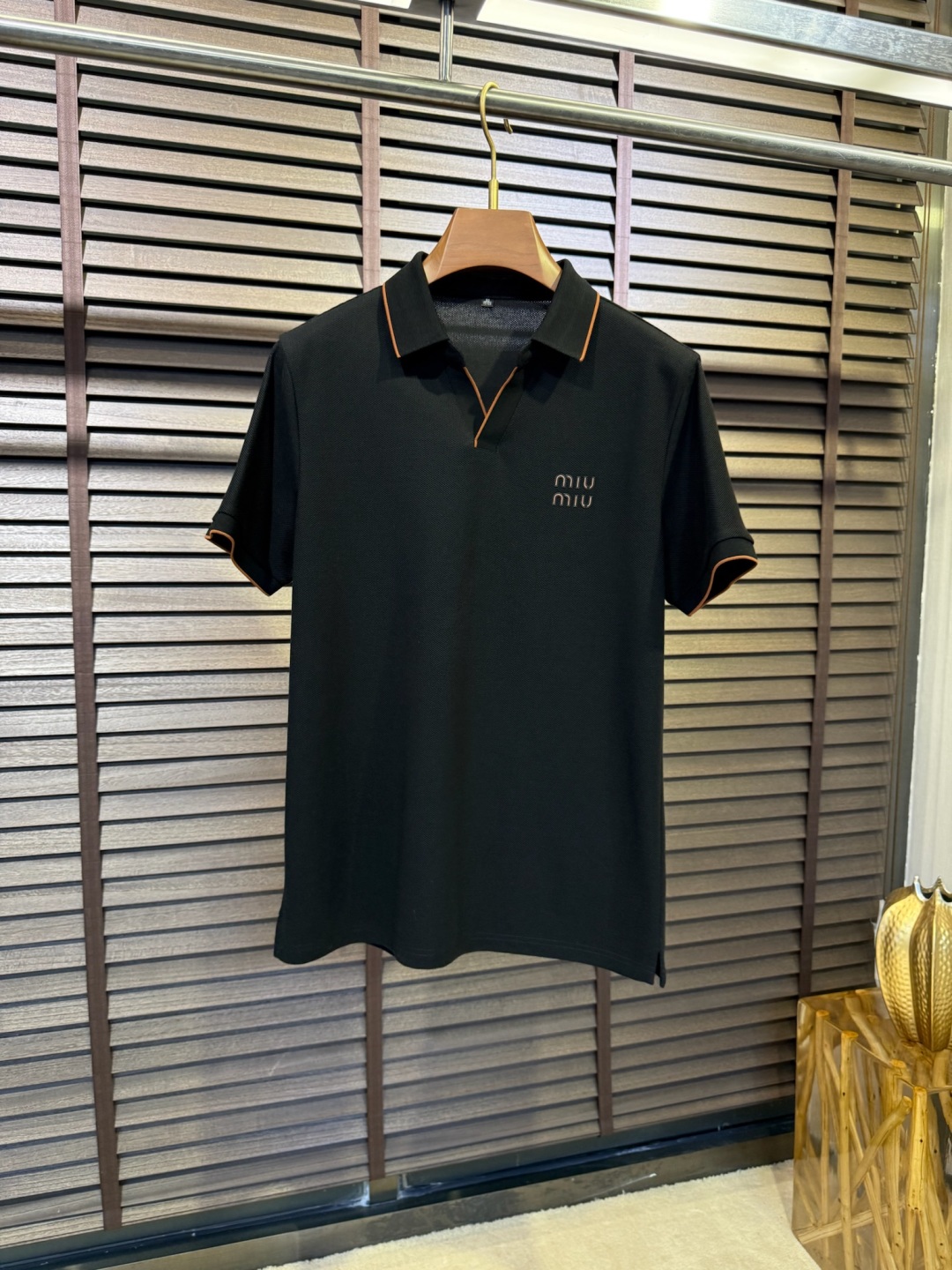  Miumi&缪2025SS新款Polo衫。采用定制高支数100%精纺丝光棉网眼珠地面料，软糯亲肤，抗皱