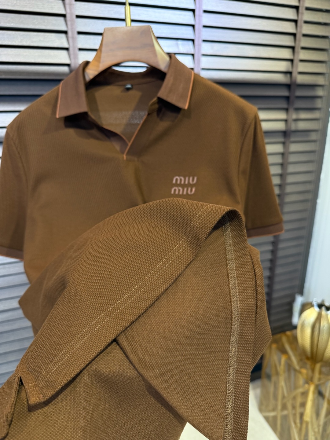  Miumi&缪2025SS新款Polo衫。采用定制高支数100%精纺丝光棉网眼珠地面料，软糯亲肤，抗皱