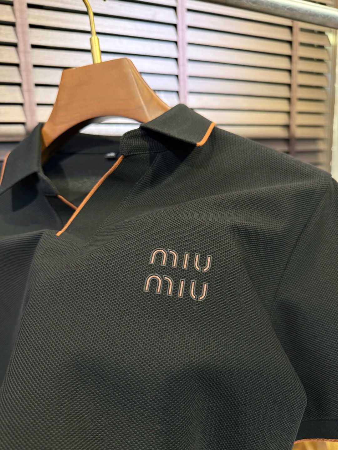  Miumi&缪2025SS新款Polo衫。采用定制高支数100%精纺丝光棉网眼珠地面料，软糯亲肤，抗皱