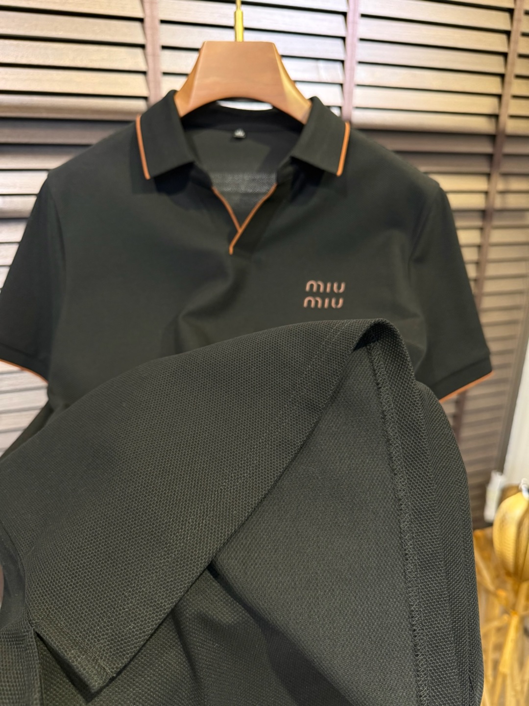  Miumi&缪2025SS新款Polo衫。采用定制高支数100%精纺丝光棉网眼珠地面料，软糯亲肤，抗皱