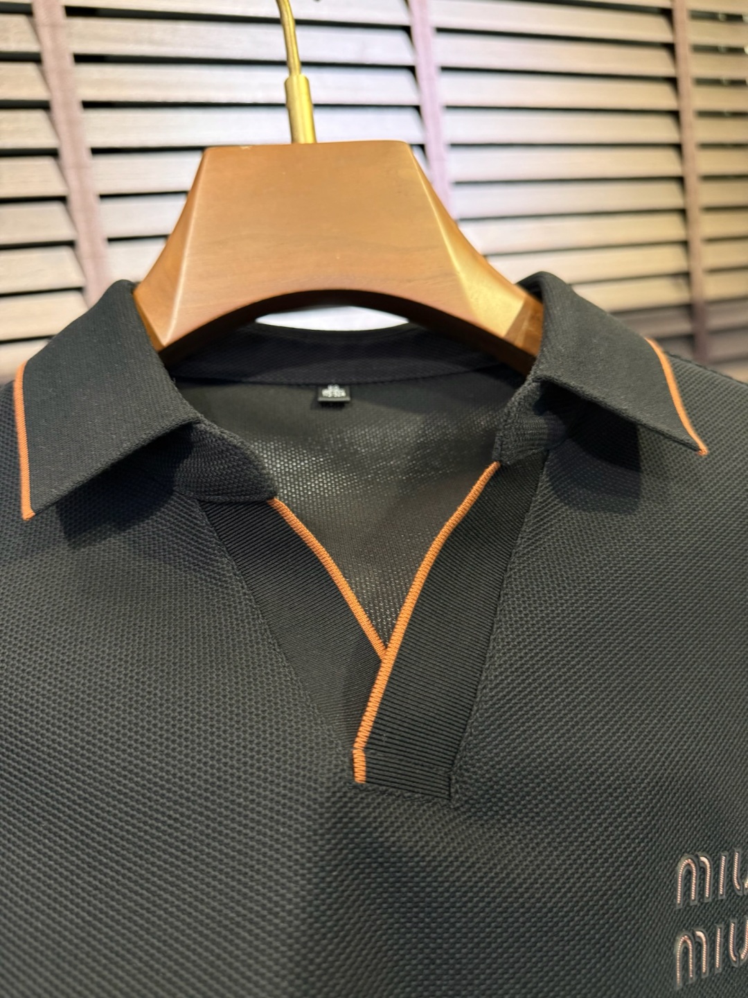  Miumi&缪2025SS新款Polo衫。采用定制高支数100%精纺丝光棉网眼珠地面料，软糯亲肤，抗皱