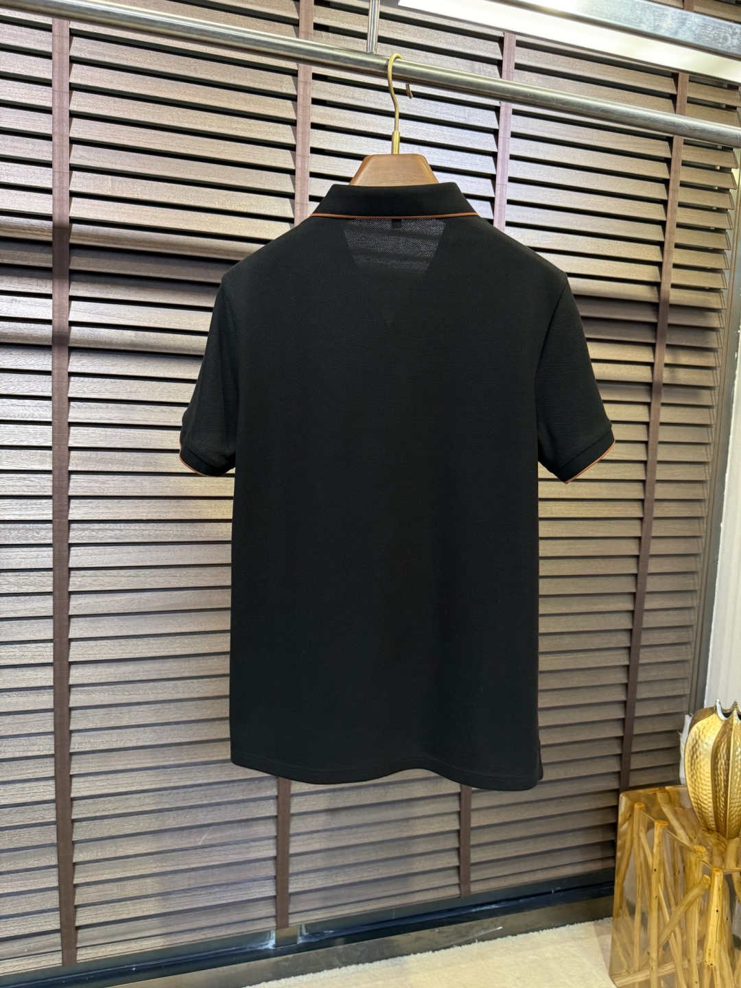  Miumi&缪2025SS新款Polo衫。采用定制高支数100%精纺丝光棉网眼珠地面料，软糯亲肤，抗皱