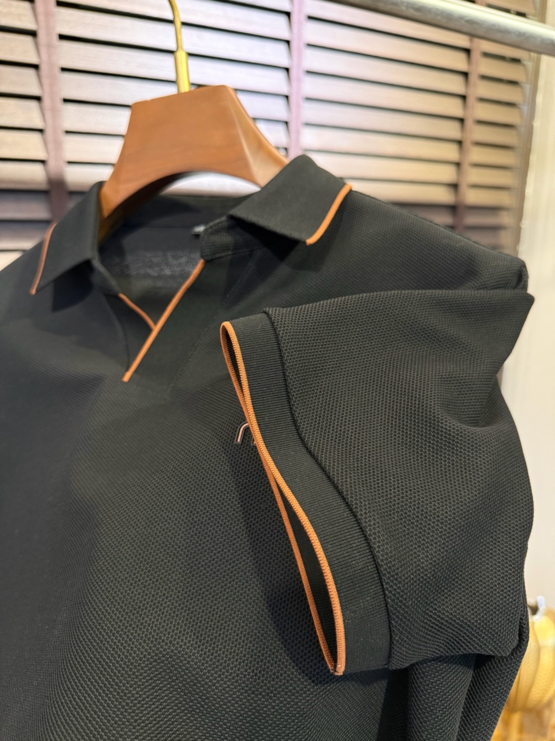  Miumi&缪2025SS新款Polo衫。采用定制高支数100%精纺丝光棉网眼珠地面料，软糯亲肤，抗皱