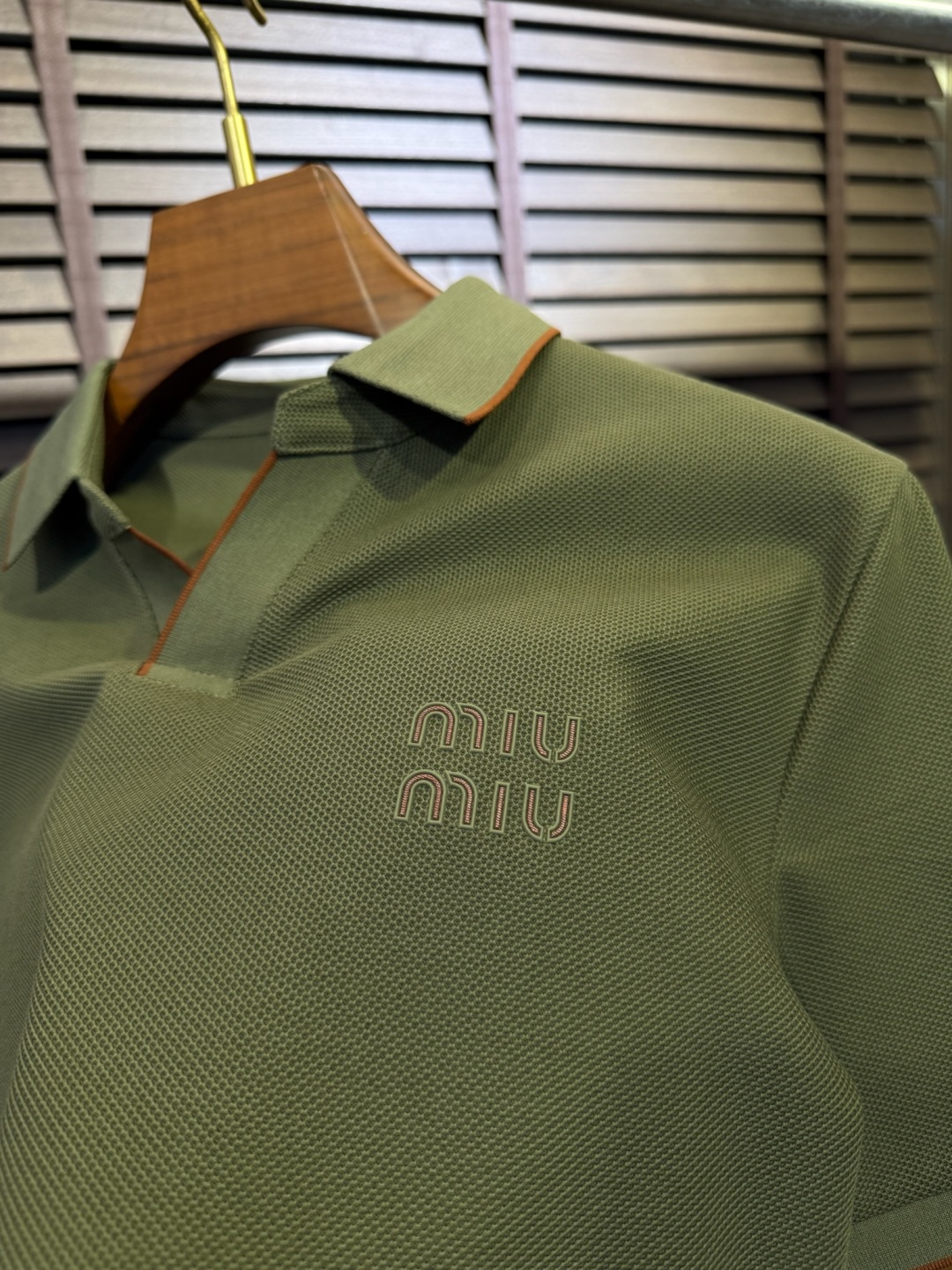  Miumi&缪2025SS新款Polo衫。采用定制高支数100%精纺丝光棉网眼珠地面料，软糯亲肤，抗皱