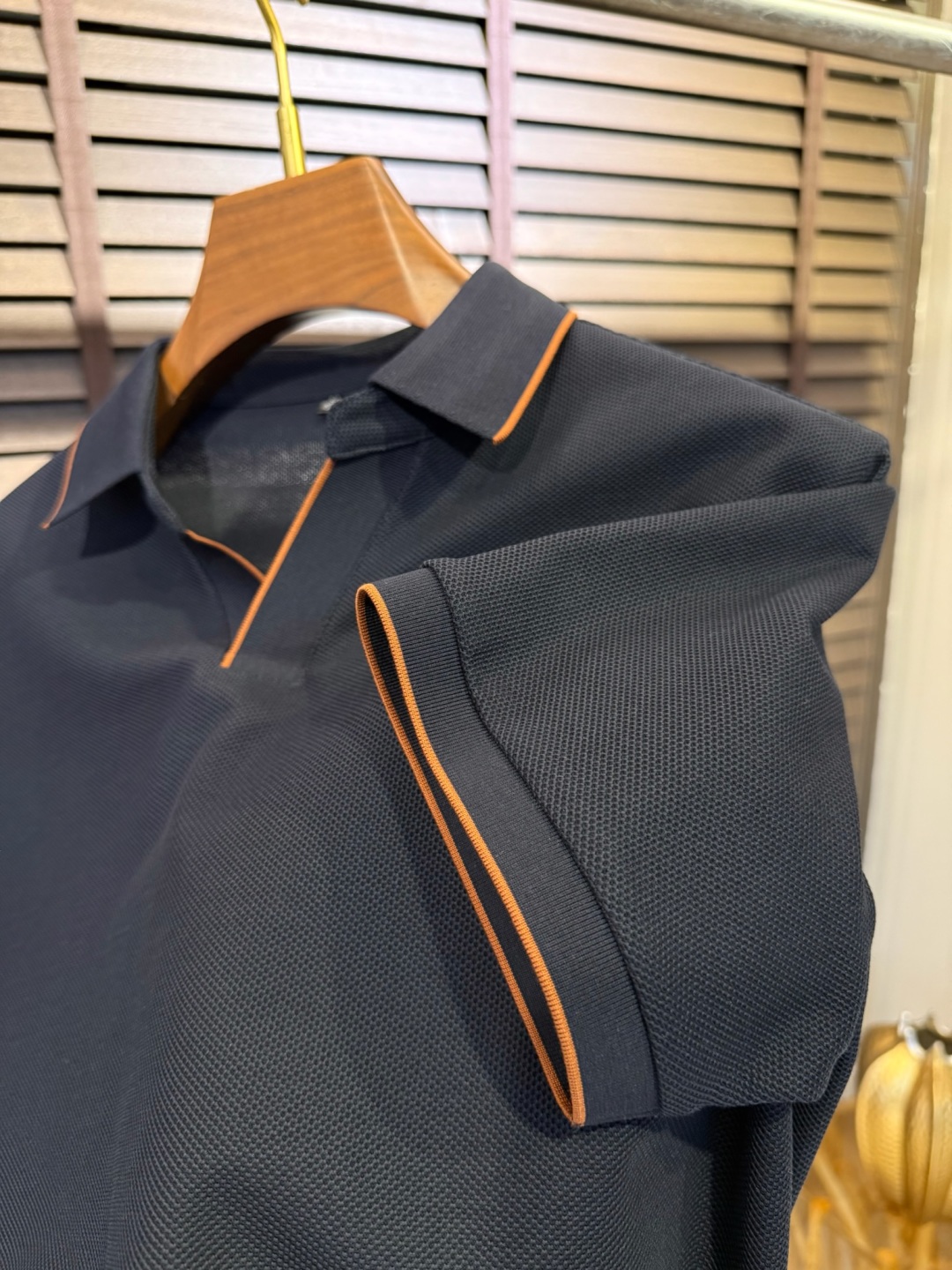  Miumi&缪2025SS新款Polo衫。采用定制高支数100%精纺丝光棉网眼珠地面料，软糯亲肤，抗皱