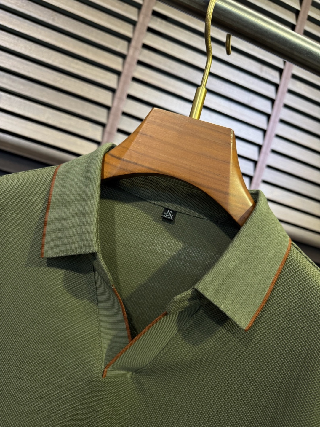  Miumi&缪2025SS新款Polo衫。采用定制高支数100%精纺丝光棉网眼珠地面料，软糯亲肤，抗皱